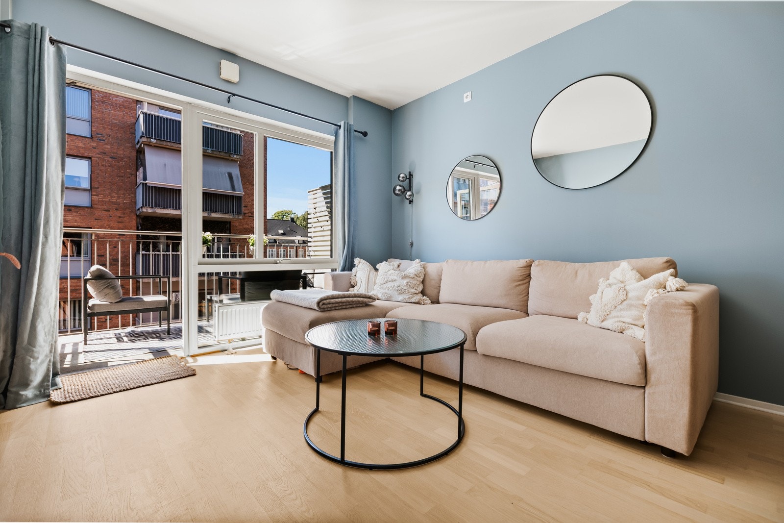 Fra stuen har du direkte utgang til den vestvendte balkong på ca. 7 m² - perfekt for å nyte sommerkveldene Galleribilde