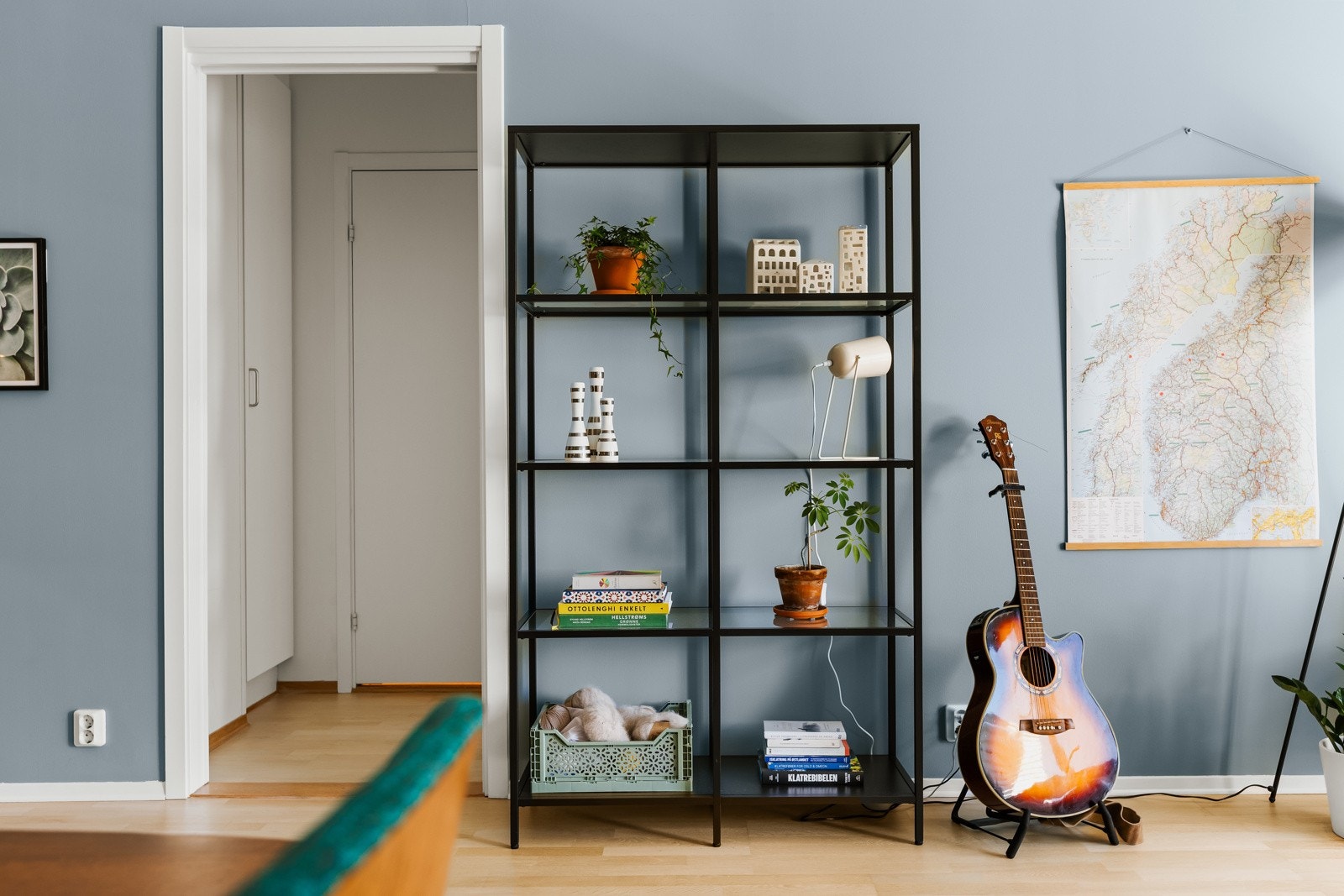 Leiligheten har parkettgulv og er maldt i delikate tidsriktige farger Galleribilde