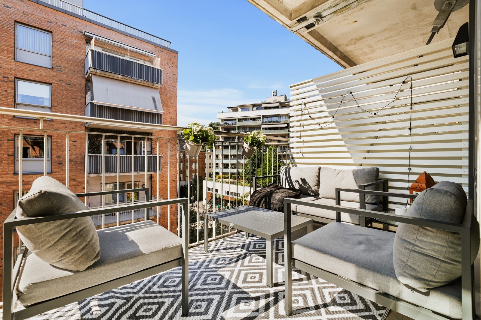 Leiligheten har en stor og lun balkong med god plass til ulike utemøbler og grill Galleribilde