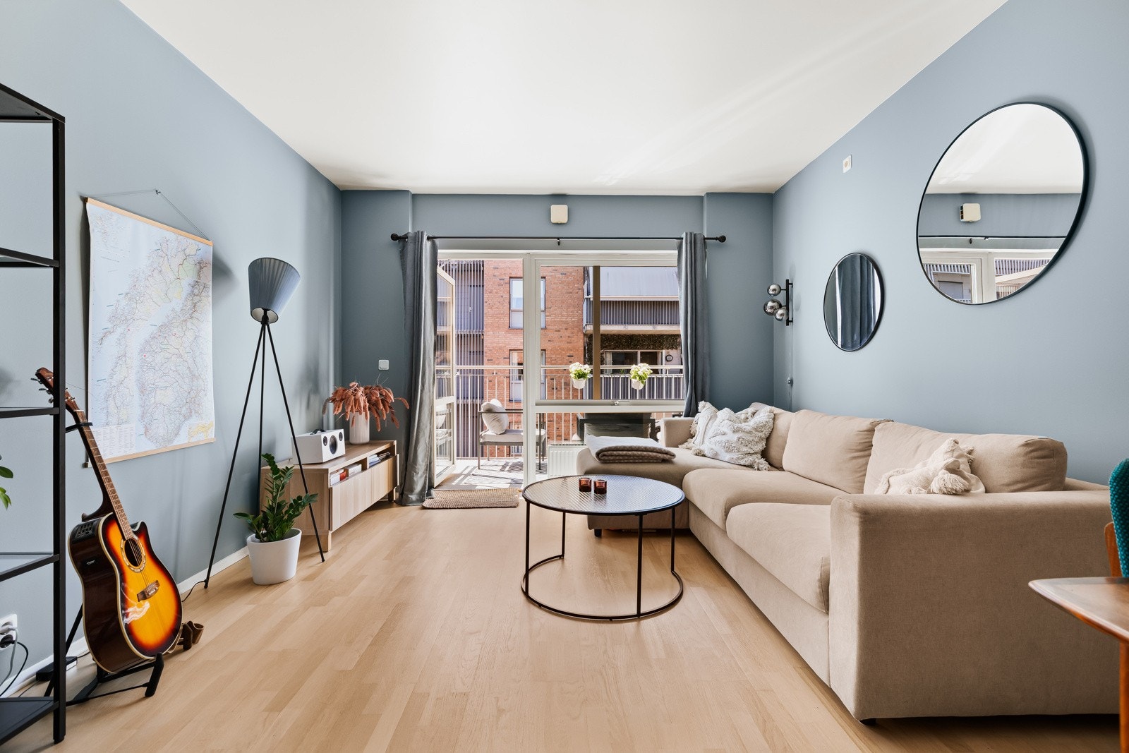 Hyggelig TV-krok med plass til sofagruppe, stuebord og TV med tilhørende møblement Galleribilde