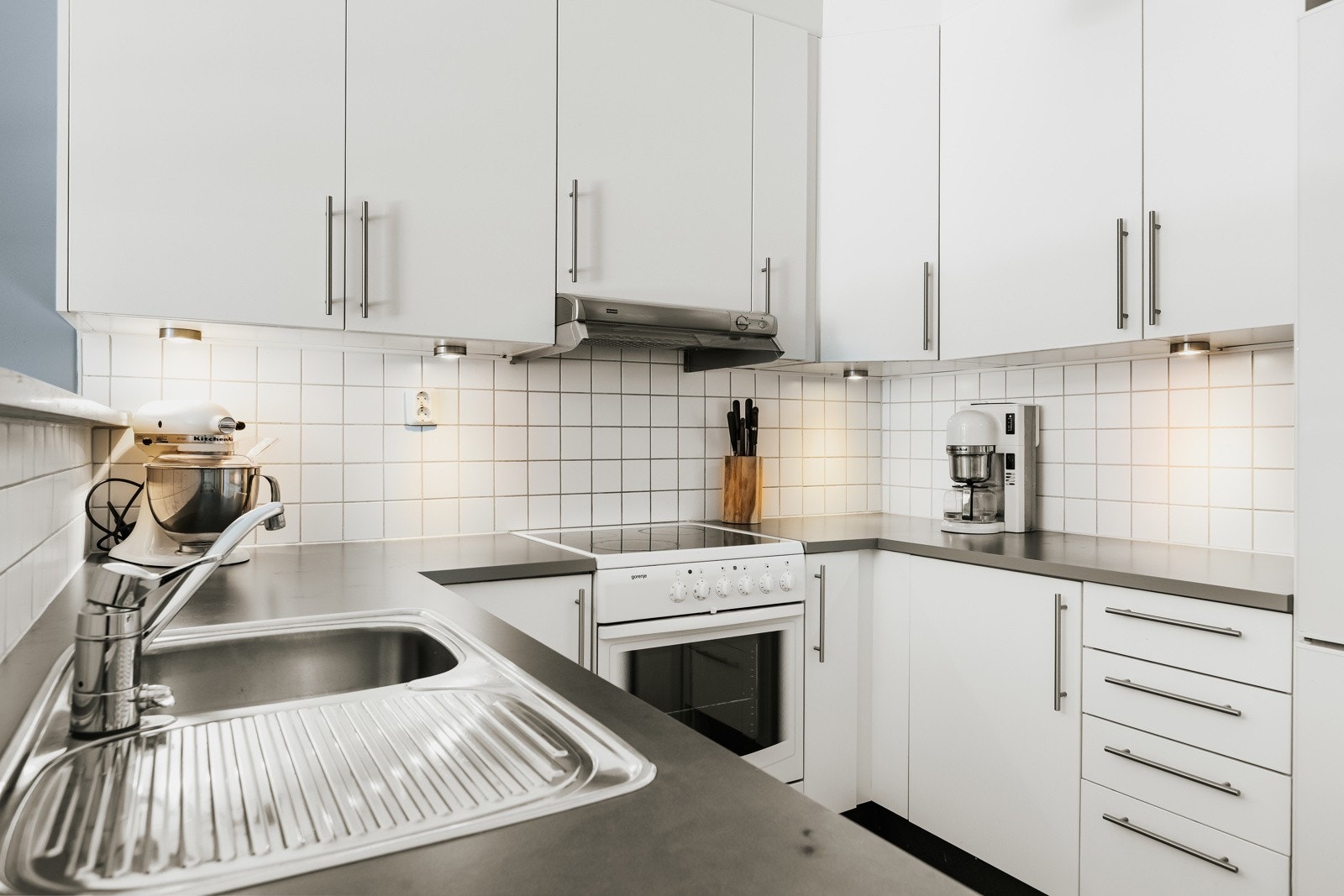 Kjøkkeninnredningen har godt med skap- og skuffeløsninger, samt gode arbeidsflater for matlaging Galleribilde