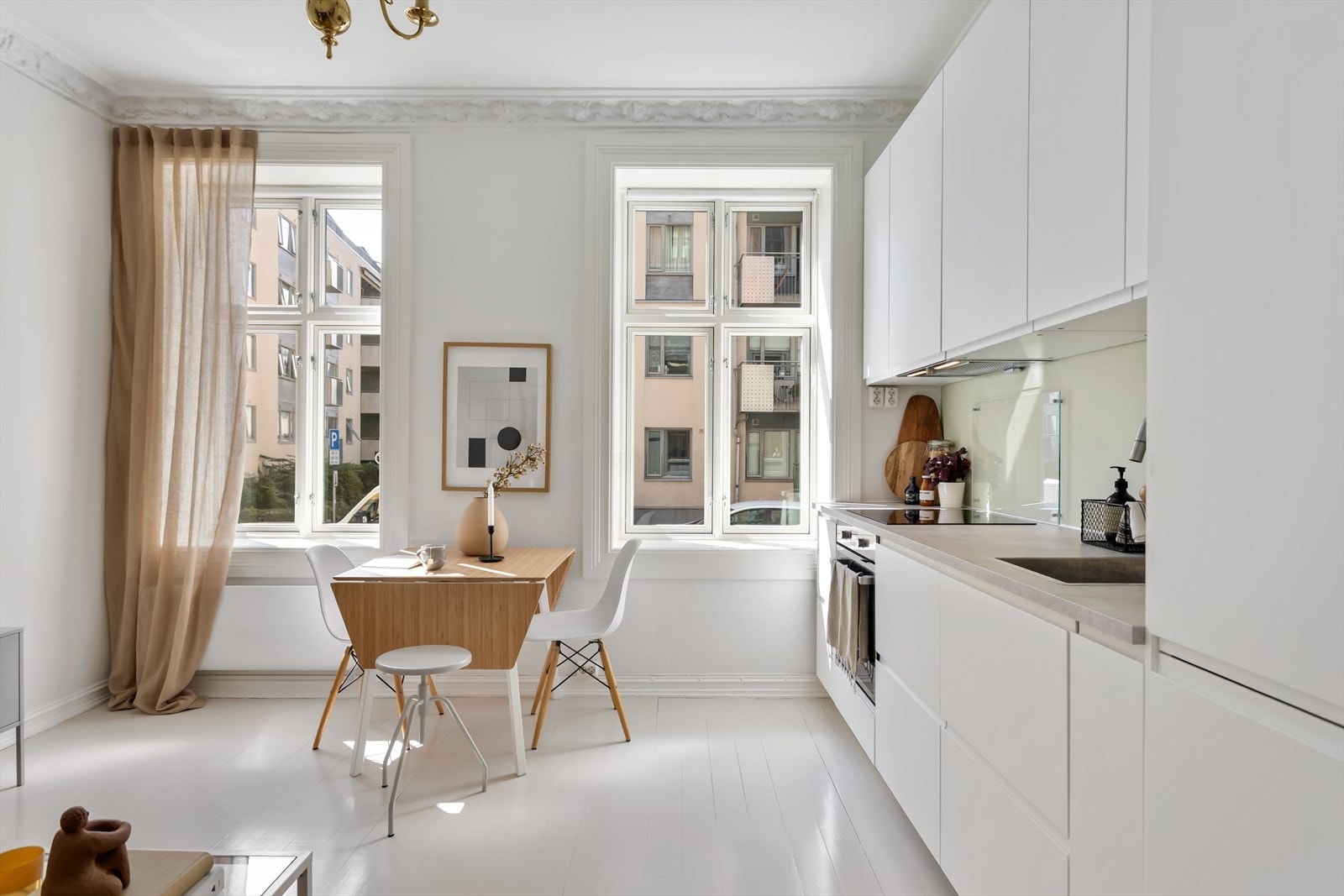 Kjøkkeninnredningen fra IKEA (2021/2022) har glatte fronter og laminatbenkeplate, med integrert nedfelt kum i rustfritt stål og kullfilterventilator. Galleribilde