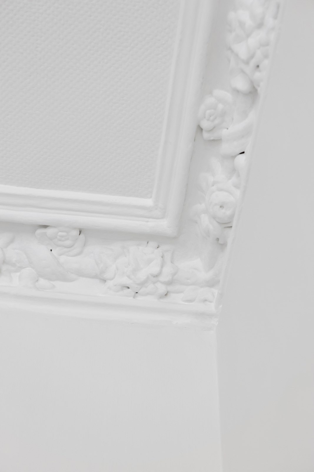 Stuen er utsmykket med stukkatur, som tilfører en klassisk og raffinert detalj til rommet, og komplementerer den åpne og sosiale atmosfæren. Galleribilde