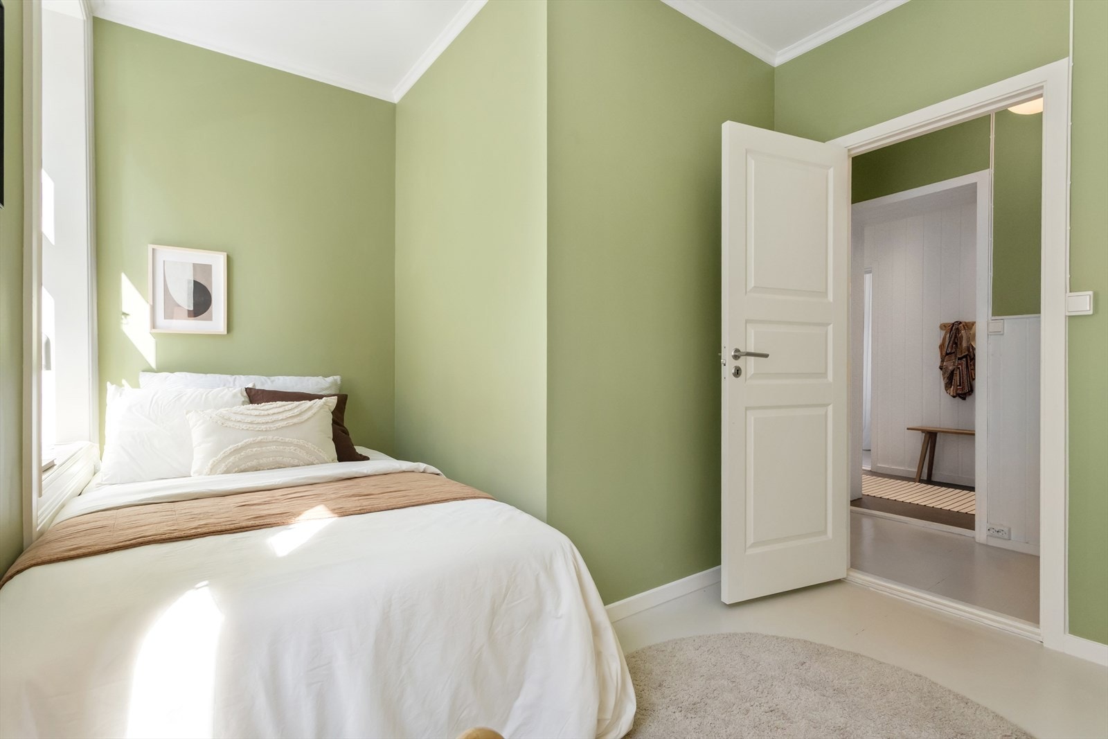 Rommet har en praktisk utforming med god plass til dobbeltseng og tilhørende nattbord. Galleribilde