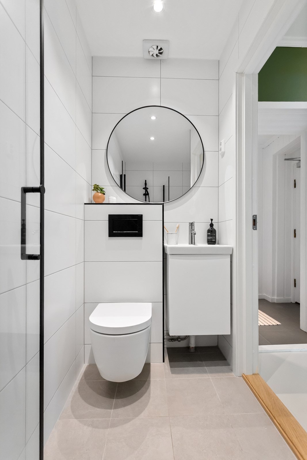 Badet ble utvidet og rehabilitert i 2021/2022 med fremvist FDV-dokumentasjon og flislagte overflater på gulv med tilfredsstillende fall mot sluk. Galleribilde