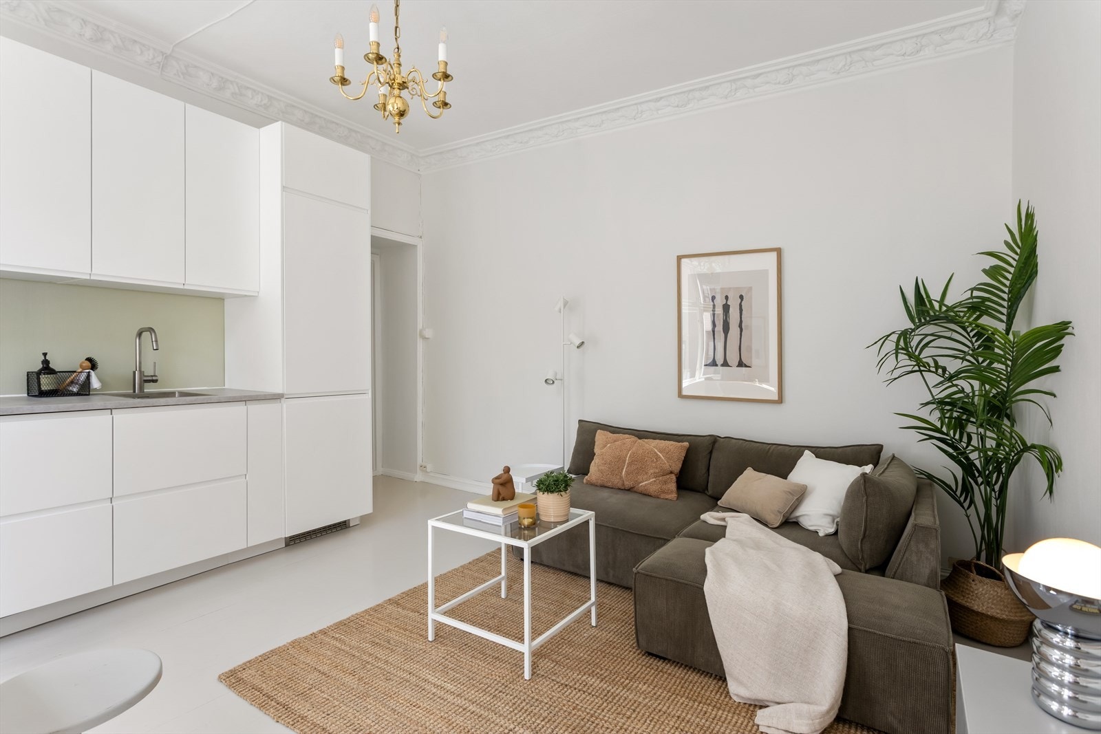 Den åpne løsningen med kjøkken, spisestue og stue fremmer en sosial og innbydende atmosfære i boligen. Galleribilde