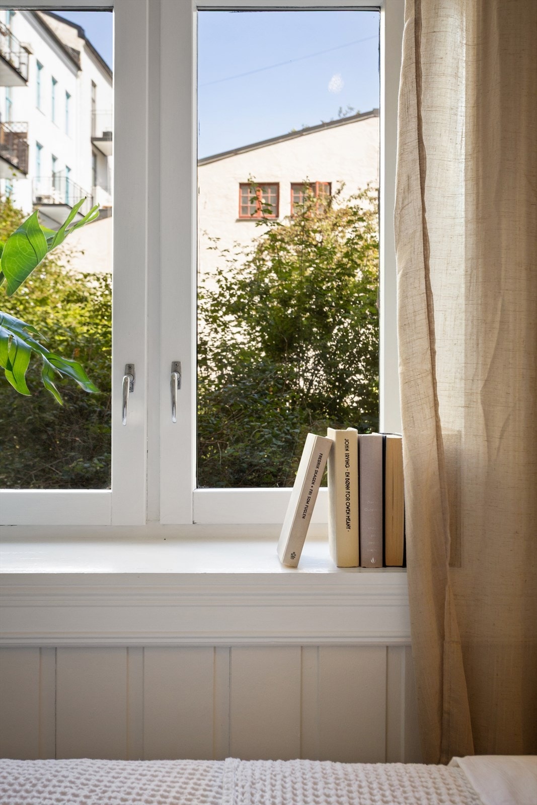 Boligen har store vinduer med dype karmer, som slipper inn rikelig med naturlig lys og gir rommene et åpent og innbydende preg. Galleribilde