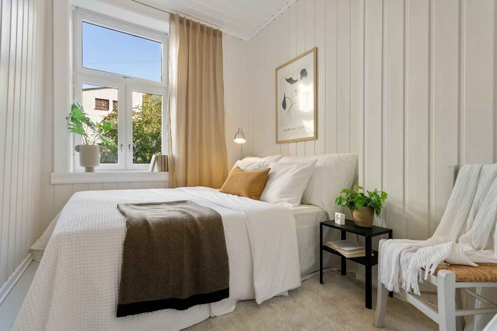 Boligen har to romslige soverom, hvorav det ene vender mot en frodig bakgård, noe som gir en rolig og grønn utsikt. Galleribilde