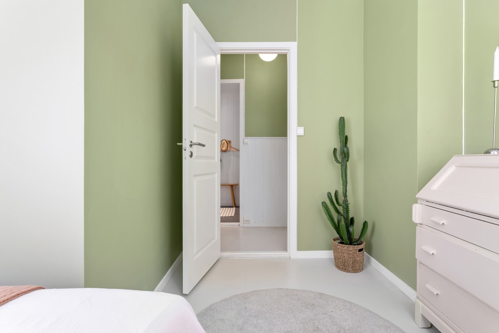 Rommet byr i tillegg på gode klesoppbevaringsmuligheter, enten i form av garderobeskap eller annen tilpasset innredning. Galleribilde