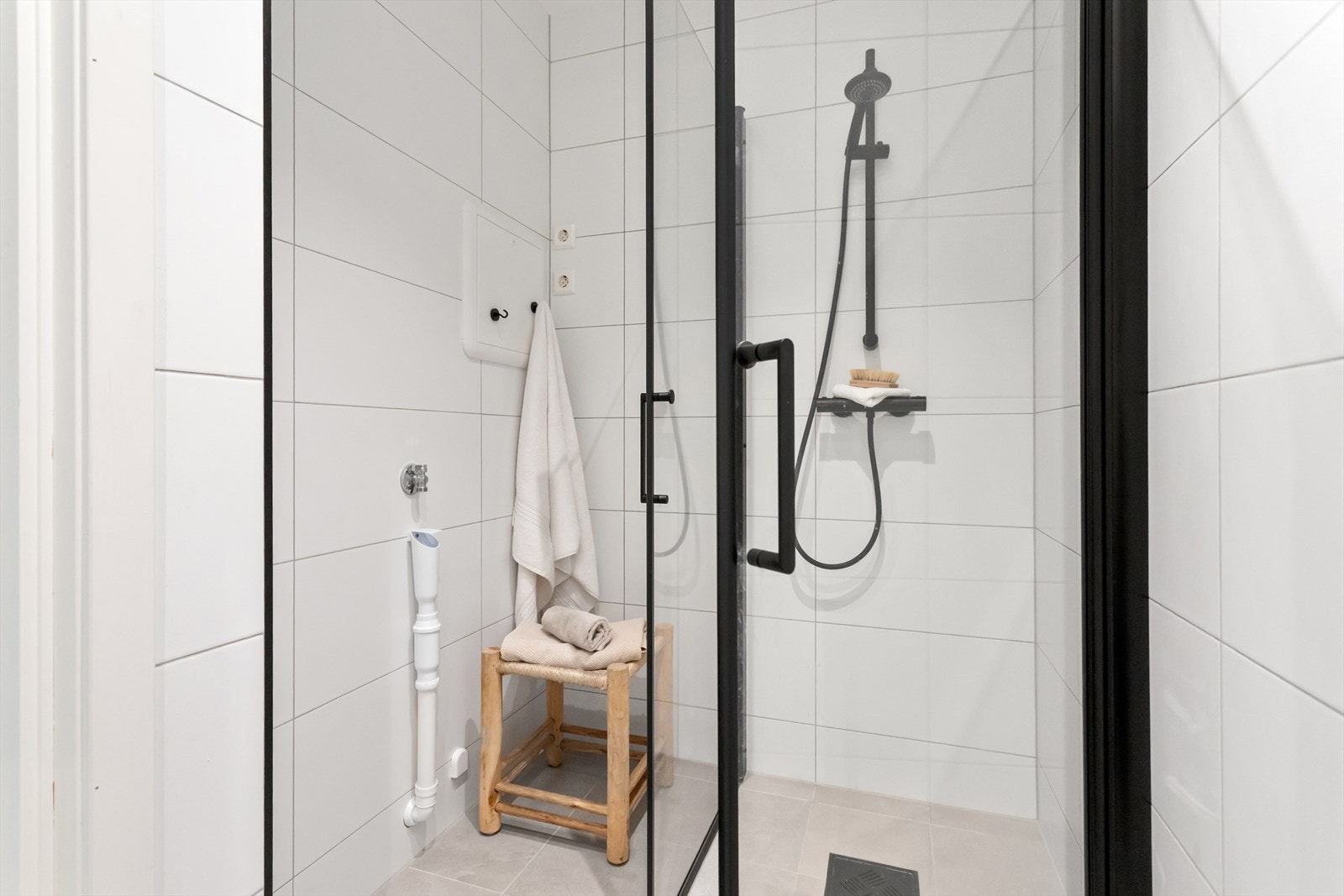 Dusjen har innfellbare dører i herdet glass og det er opplegg for vaskemaskin. Galleribilde