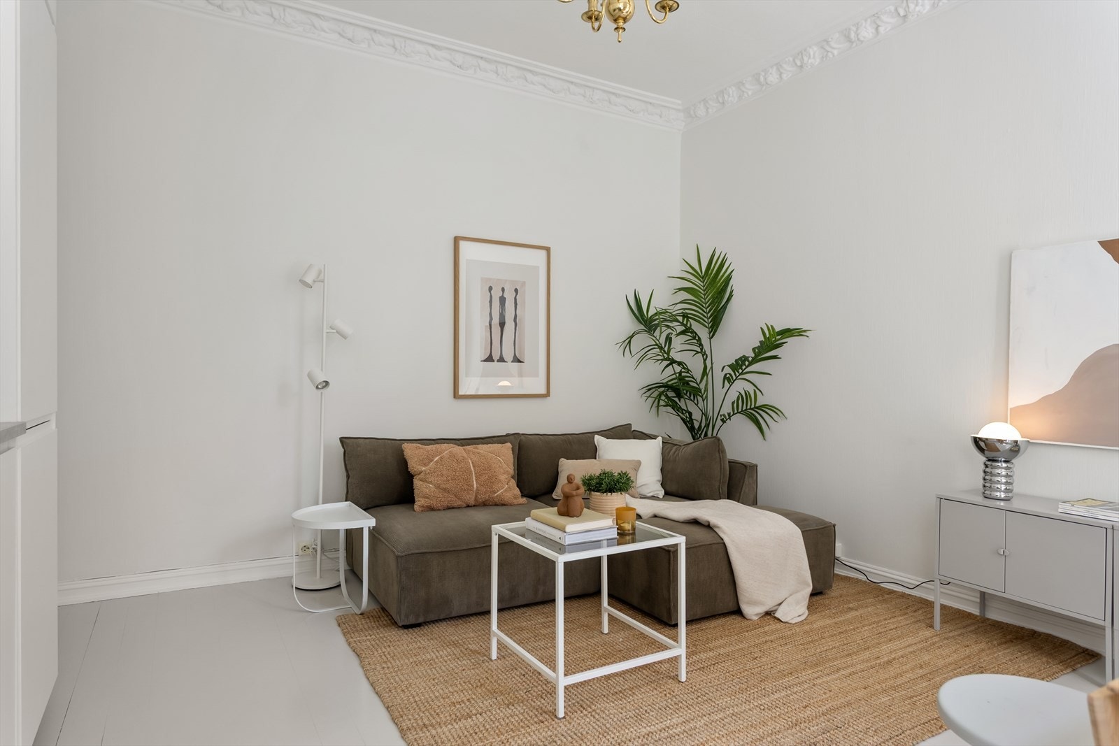 Oppholdsrommene har en takhøyde på 2,91 meter, som bidrar til en luftig og romslig atmosfære. Galleribilde