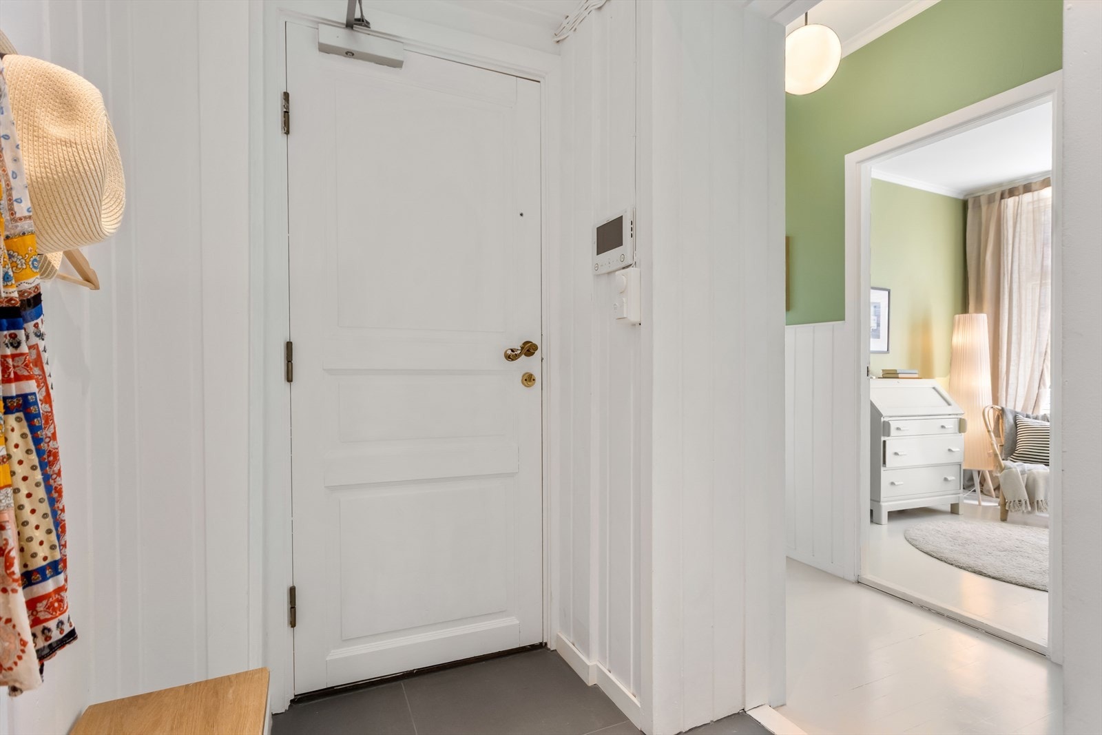 Innbydende entré med plass til yttertøy. Galleribilde