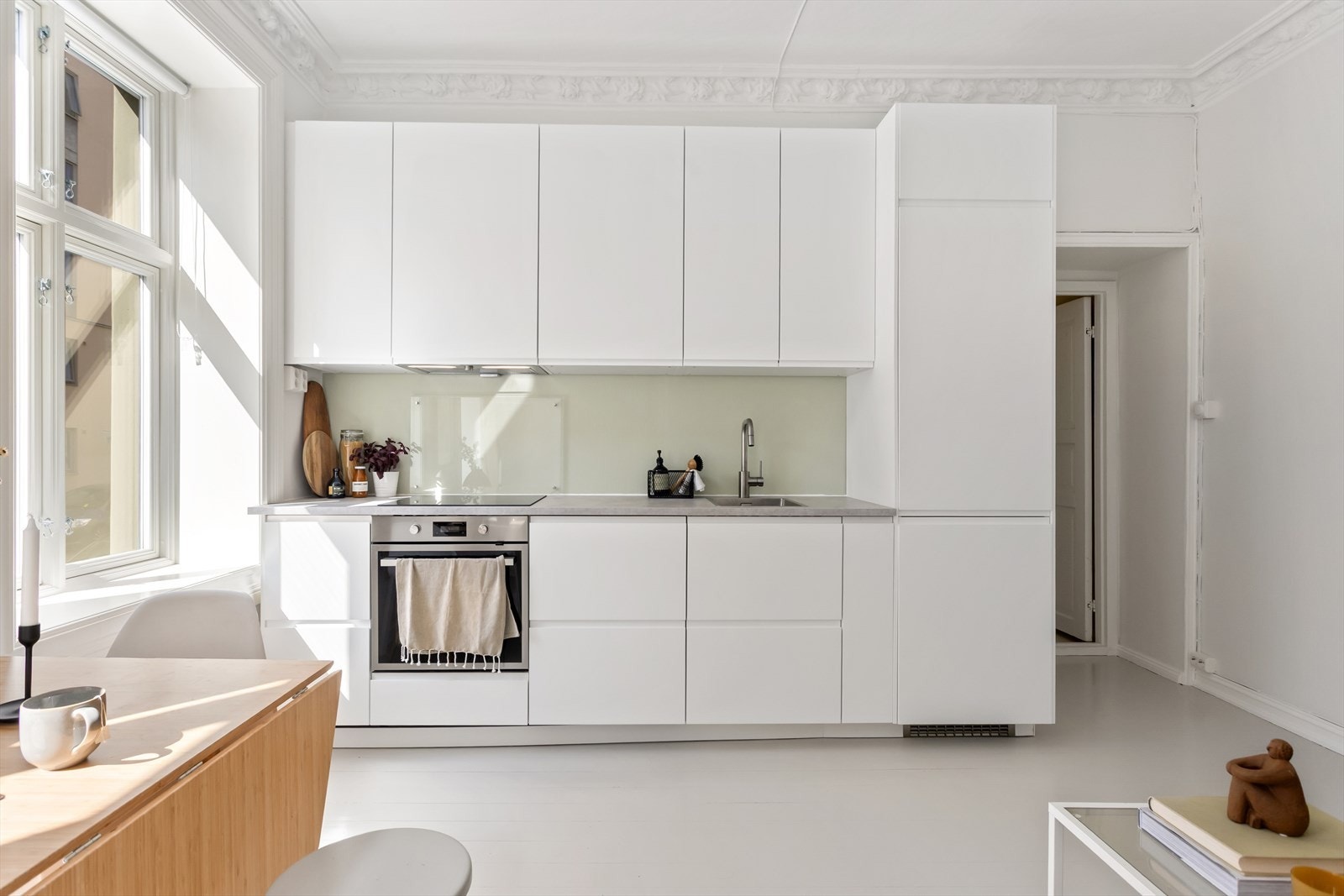 Stekeovn, platetopp, oppvaskmaskin og kjøl-/fryseskap er sømløst integrert i designet. Galleribilde