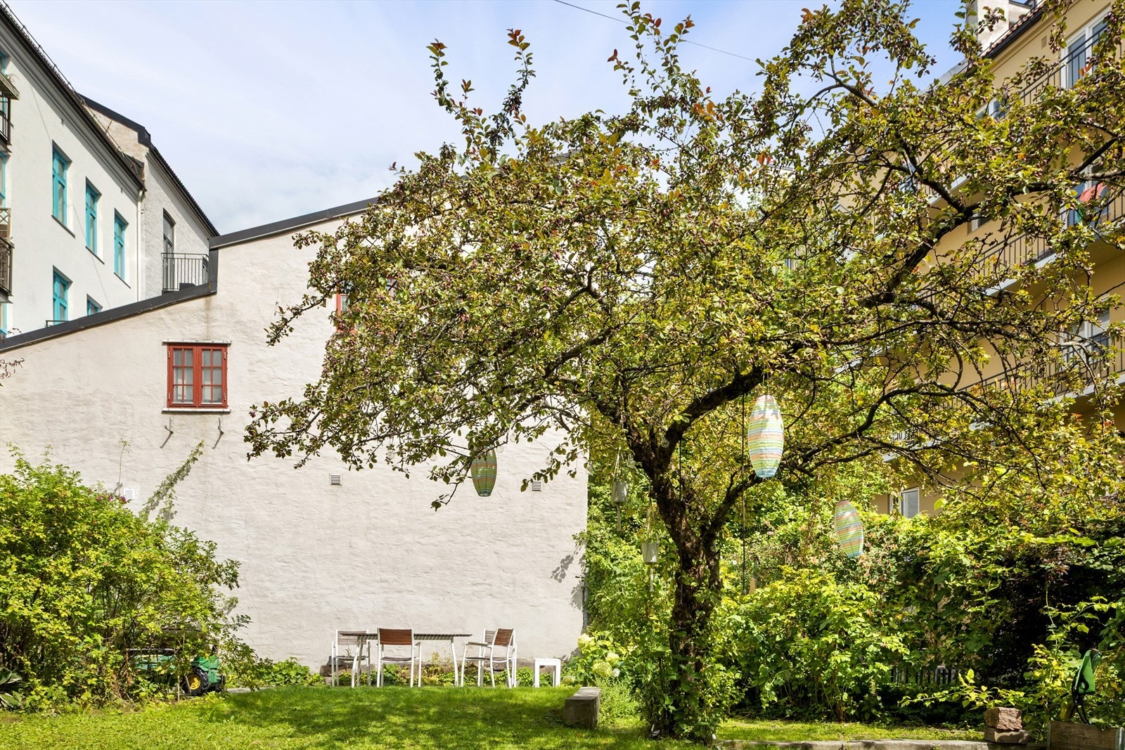 Koselig felles bakgård, som på sommerstid er solfylt og frodig. Galleribilde