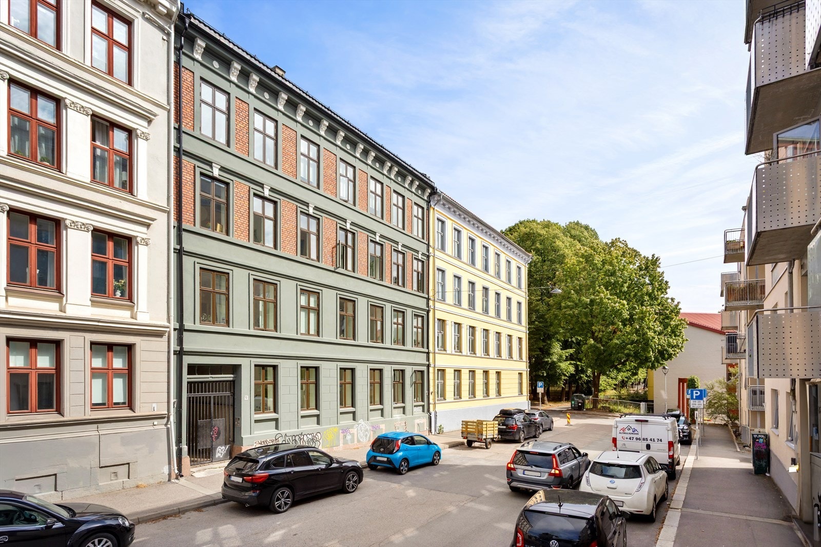 Boligen har skjermet beliggenhet mot rolig sidegate på Øvre Grünerløkka. Her bor du usjenert i høy 1. etasje med lite innsyn. Galleribilde