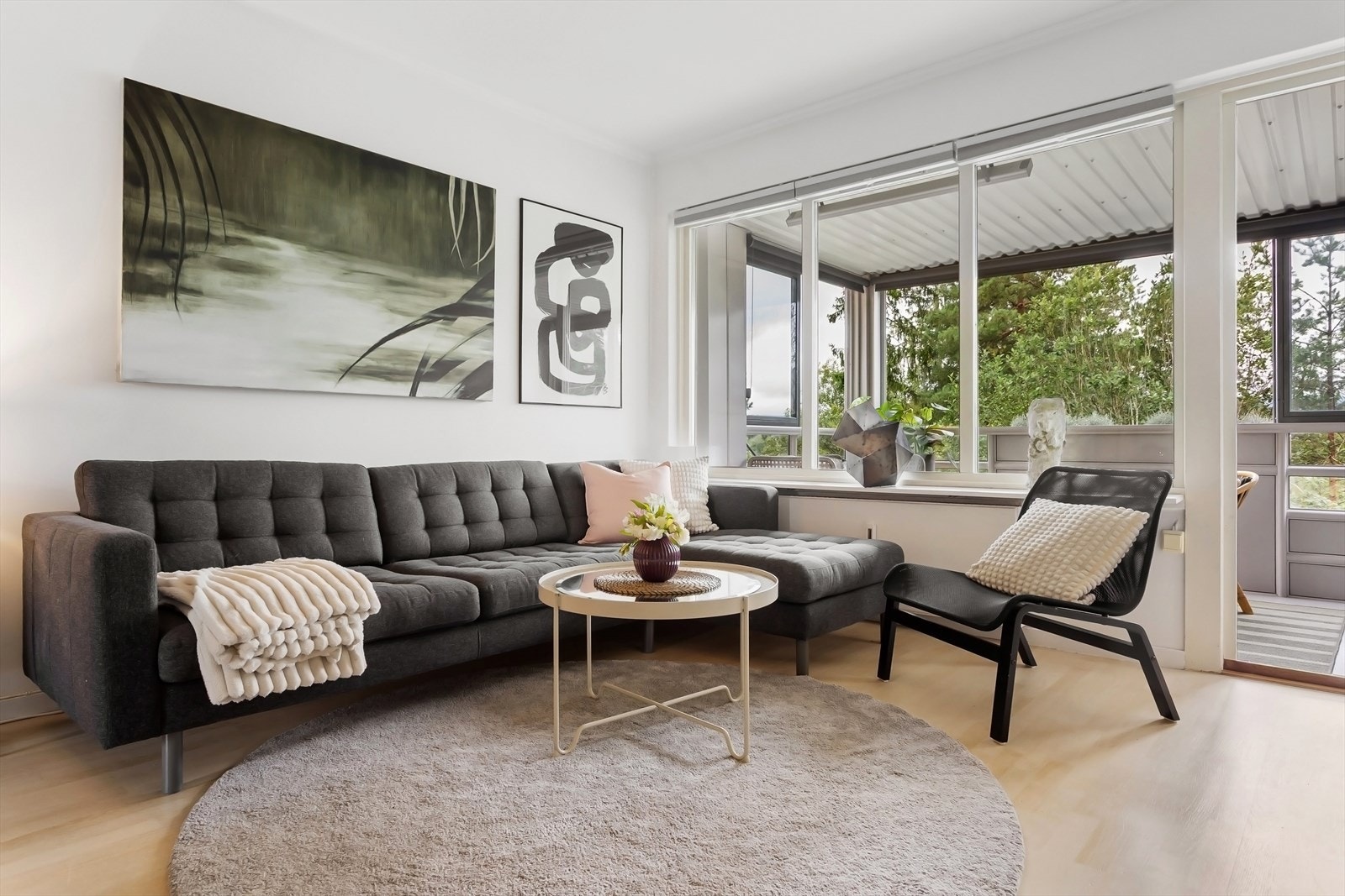 Det er god plass i stuen til en stor sofa / TV krok. Galleribilde