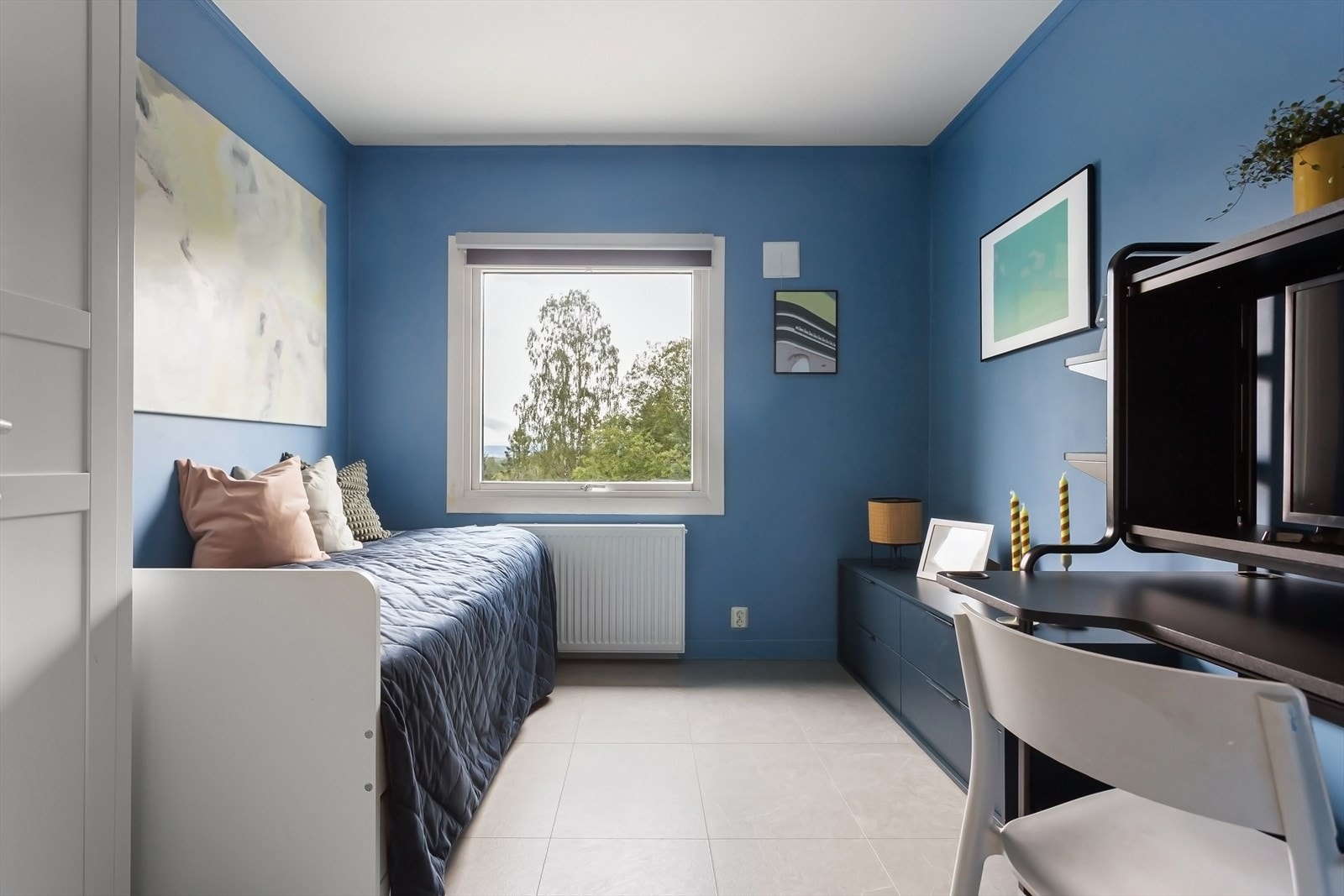 Det er to gode soverom i leiligheten - dette rommet har plass til seng, nattbord, skrivepult og garderobeskap. Galleribilde