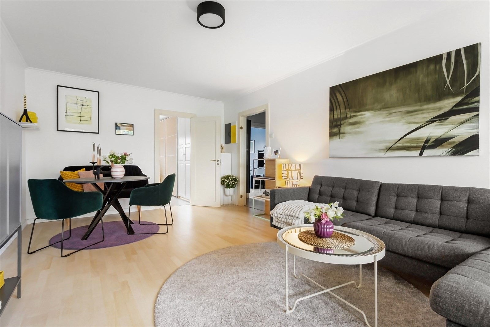 Det er også plass til et spisebord med tilhørende stoler på stuen. Galleribilde