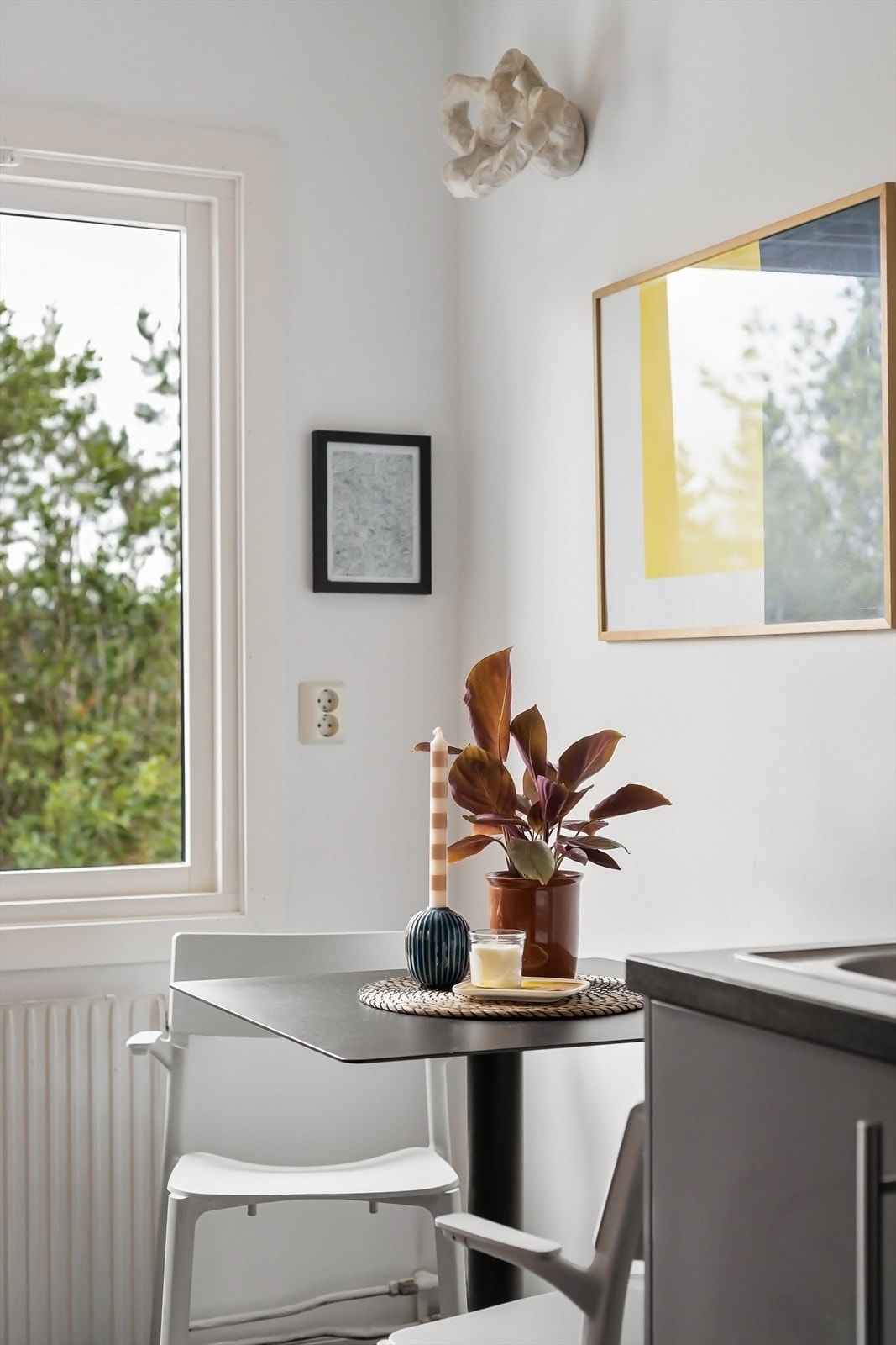 Det er også satt av plass til et mindre bord på kjøkkenet - perfekt til frokost eller de raske hverdagsmåltidene. Galleribilde