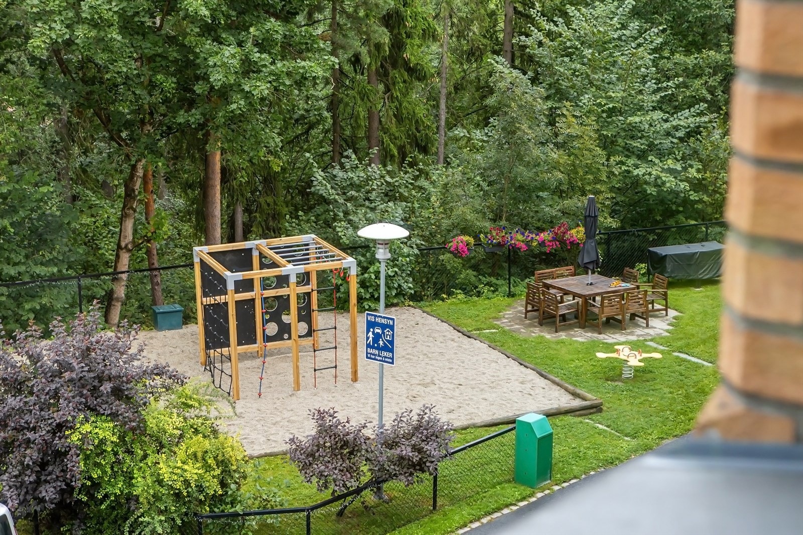 Det er anlagt lekeplass med klatrestativ for barna samt en hyggelig sittegruppe på fellesområdene. Galleribilde