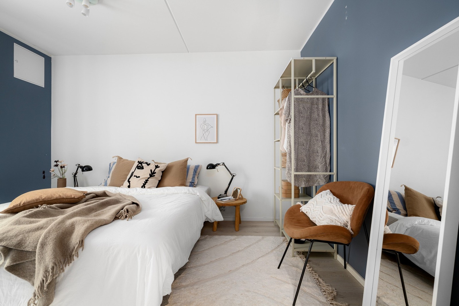 Soverommet er innredet i behagelige fargetoner Galleribilde