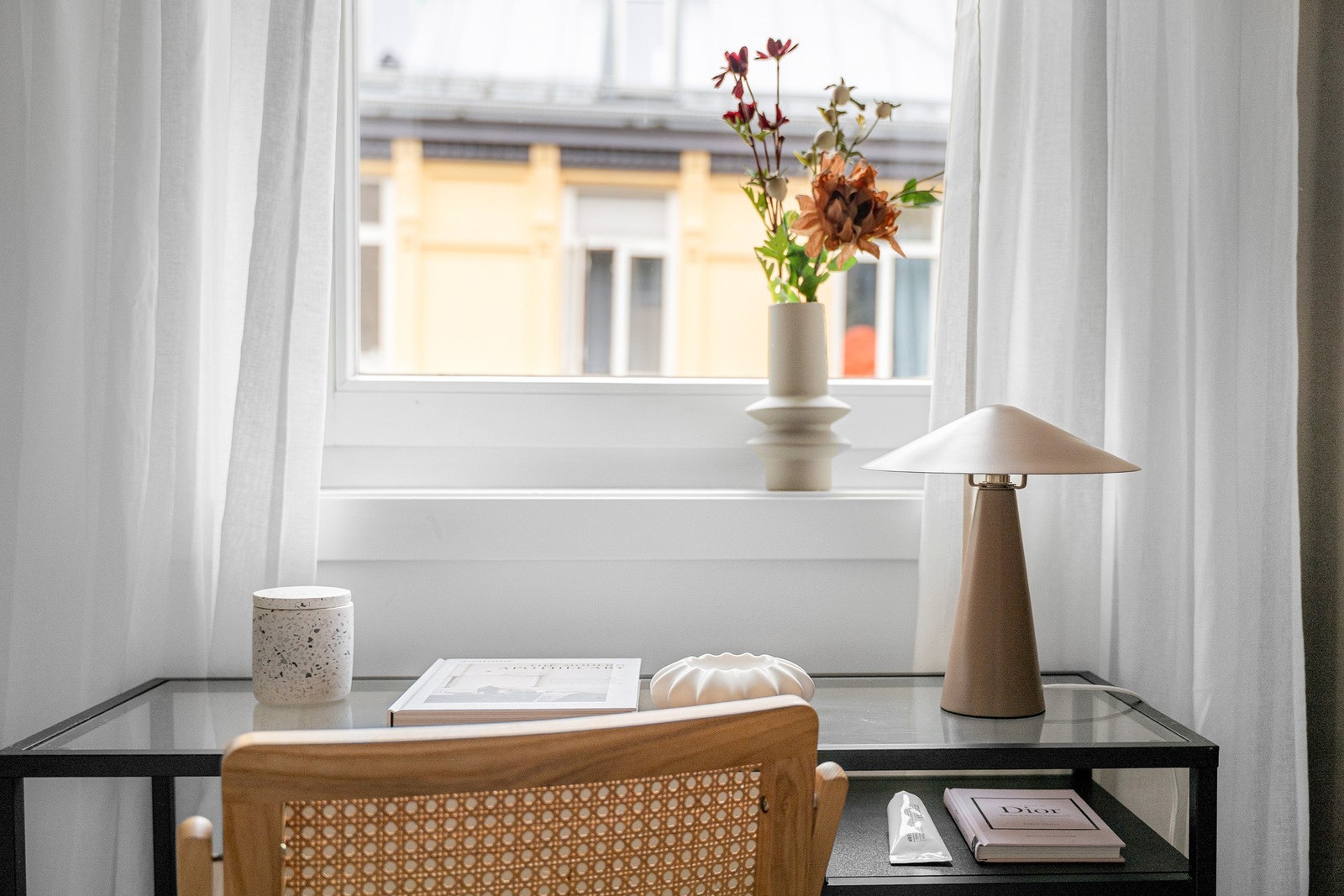 God plass til en arbeidsplass ved vinduet Galleribilde