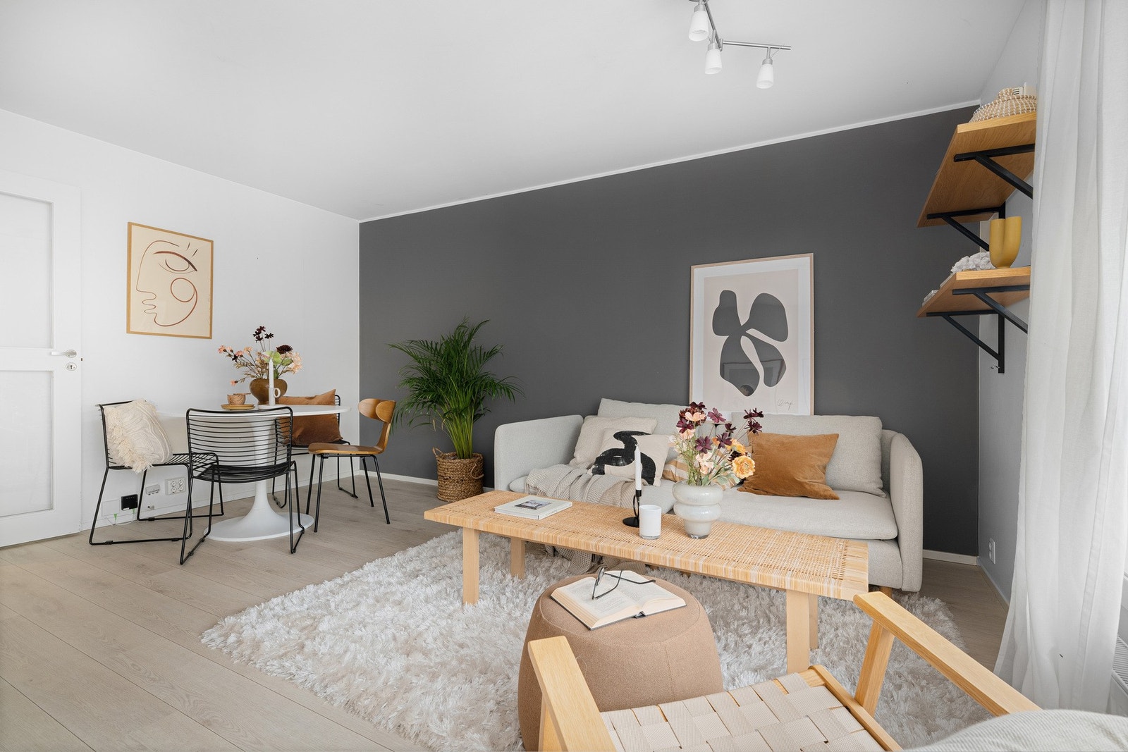 Det er god plass til flere sittegrupper i stuen Galleribilde