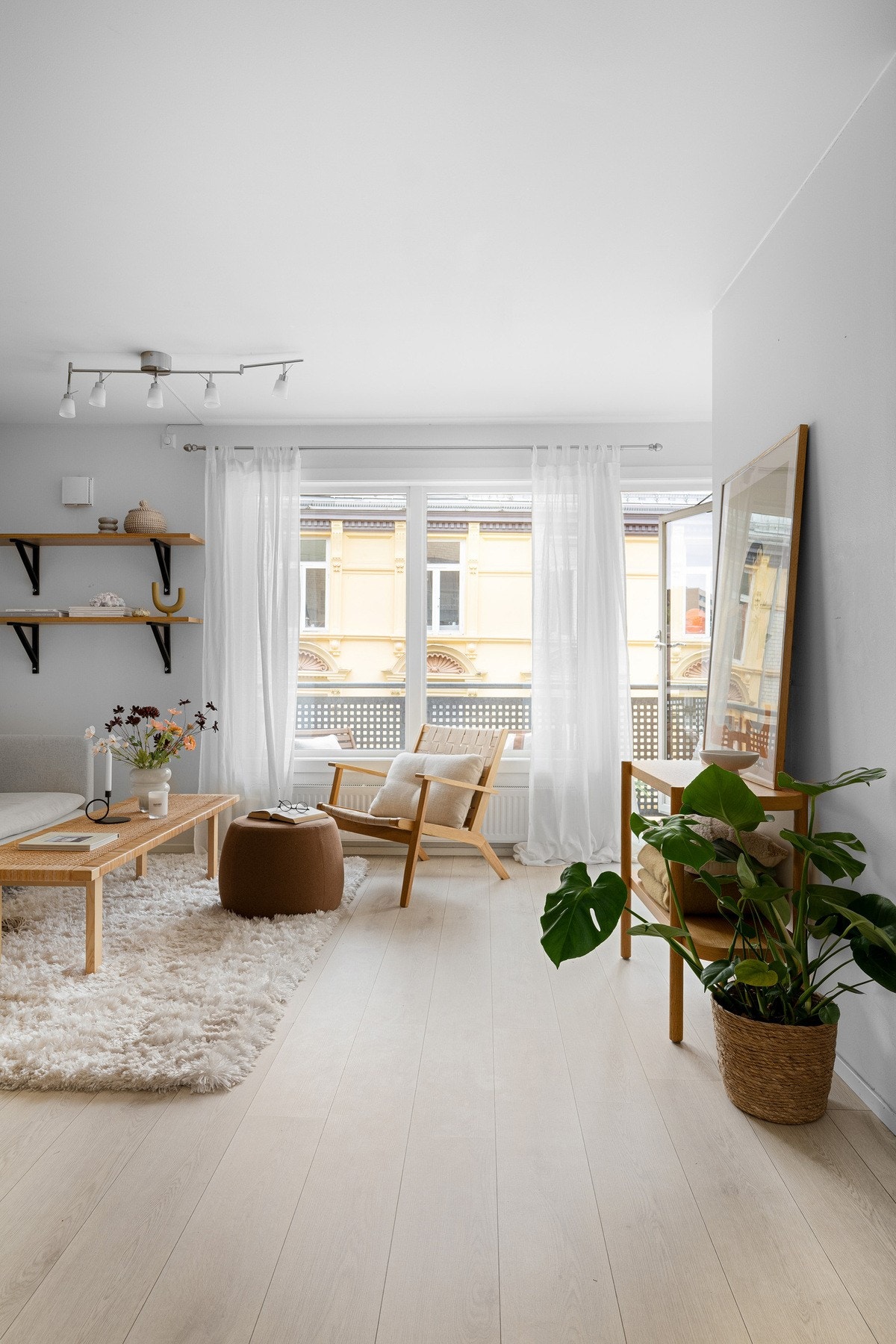 Lys og romslig stue med store vindusflater som slipper inn rikelig med naturlig lys til rommet Galleribilde