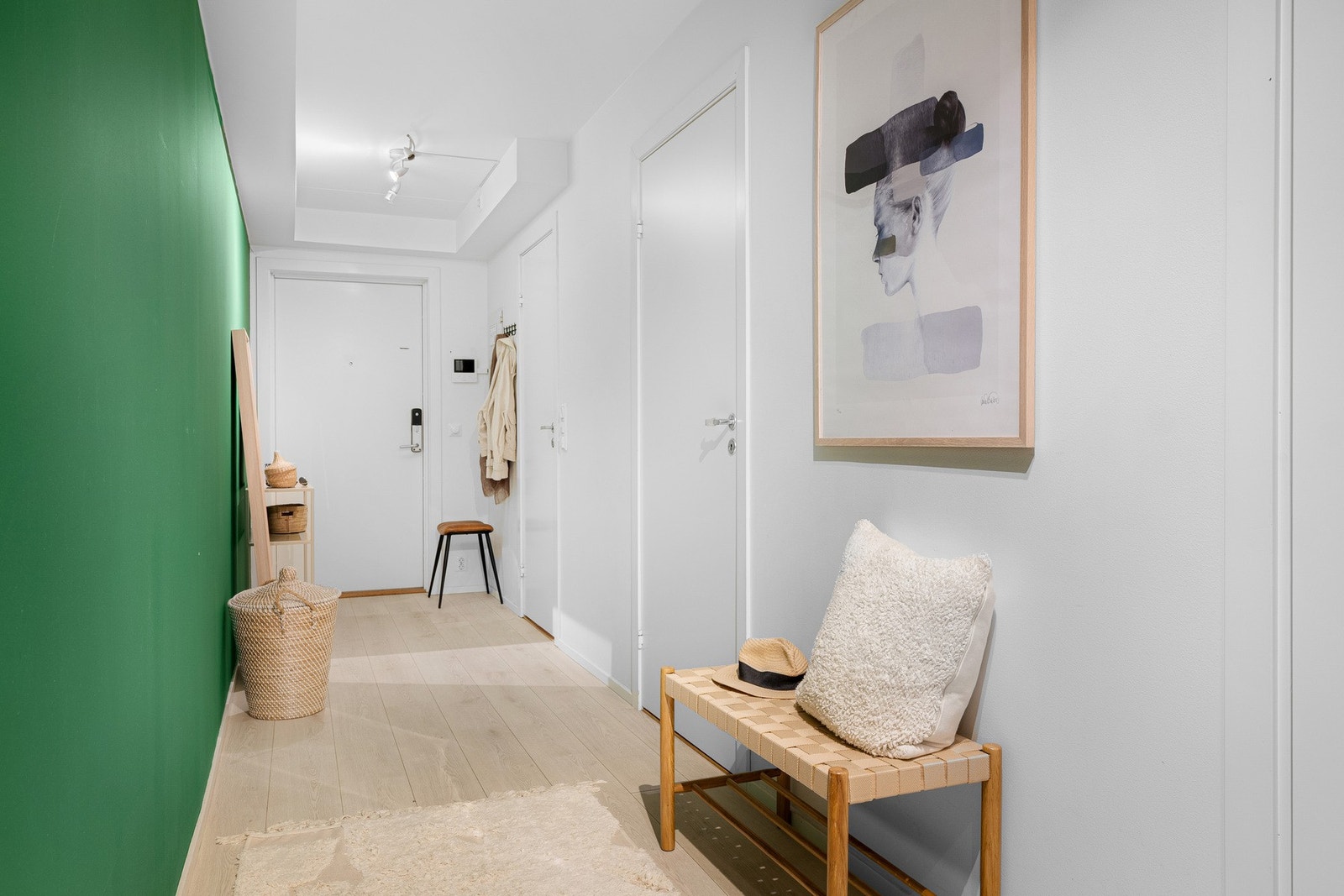 Lys og trivelig entre som gir et godt førsteinntrykk. Her er det god plass til diverse oppbevaringsløsninger Galleribilde