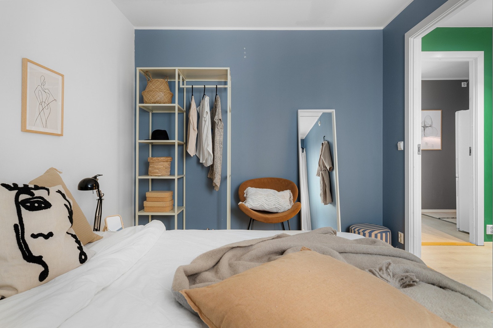 Rommet har gode oppbevaringsmuligheter og plass til garderobeløsning langs vegg Galleribilde