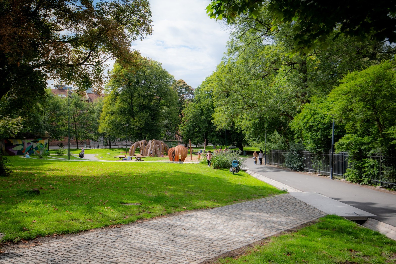 Rett oppi gata ligger inngangen til Botanisk hage, en idyllisk park med et rikt planteliv som også er en del av Naturhistorisk, Zoologisk og Geologisk museum.... Galleribilde