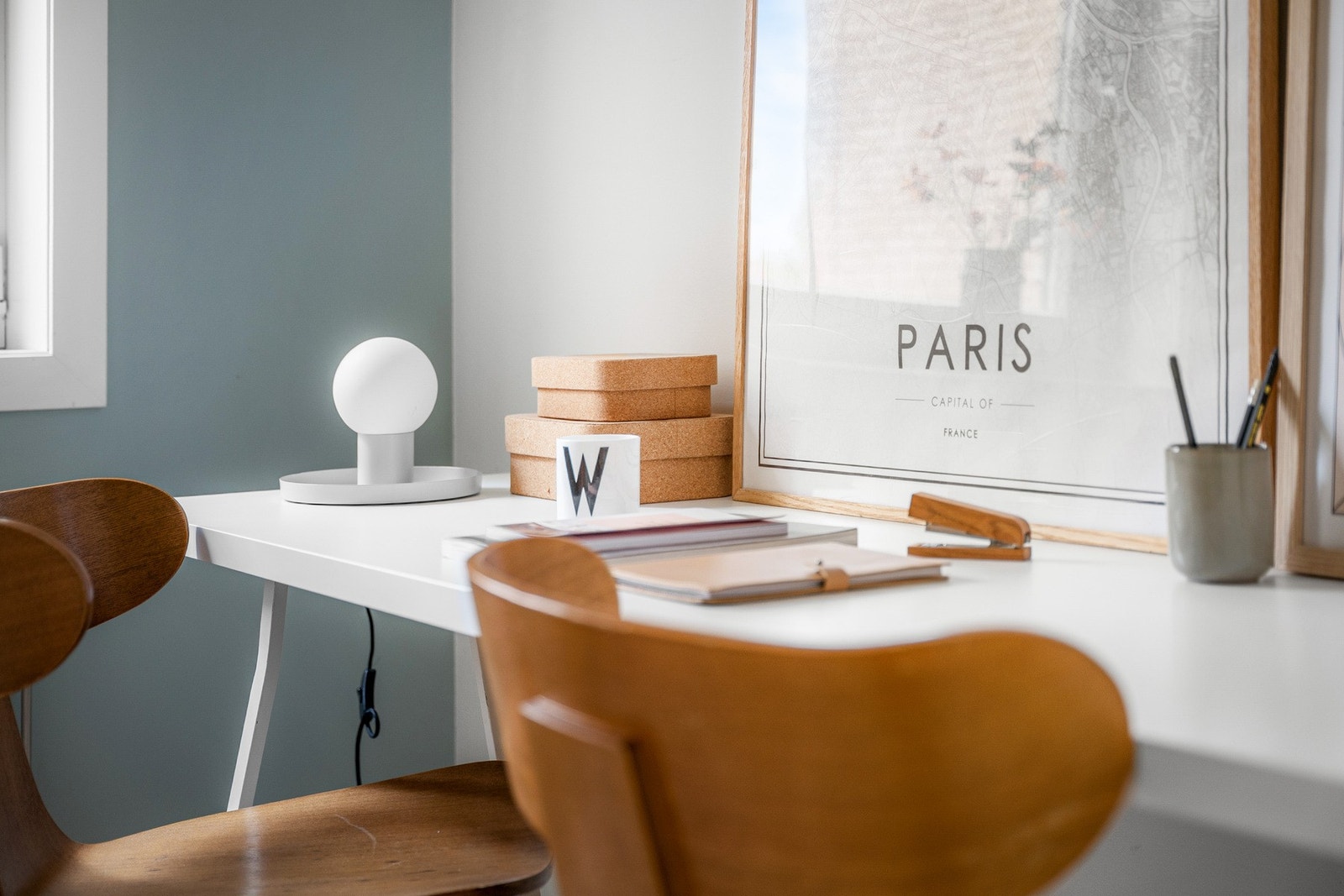 Soverommet oppleves romslig og har plass til skrivebord Galleribilde