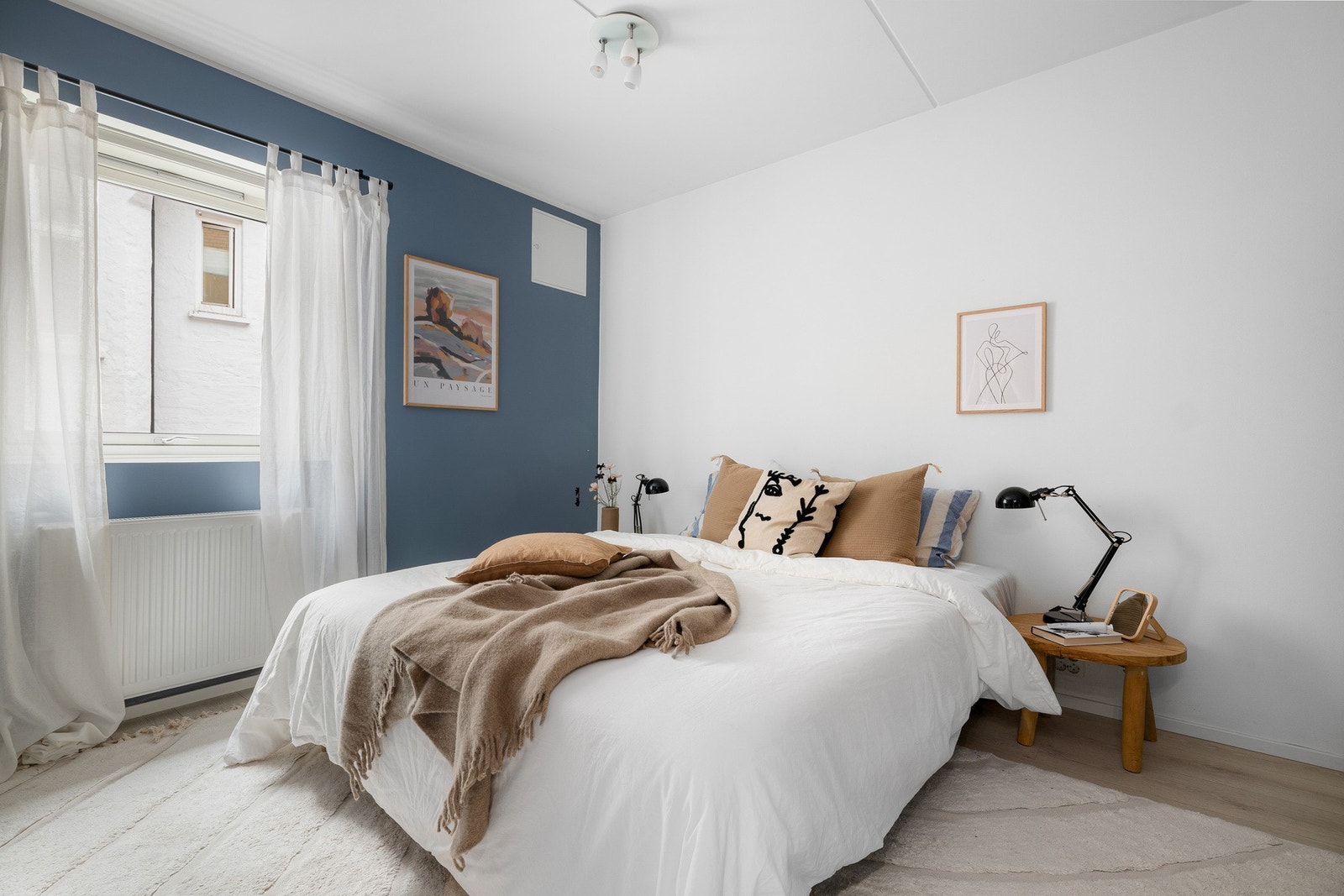 Hovedsoverommet har god plass til dobbeltseng og nattbord Galleribilde