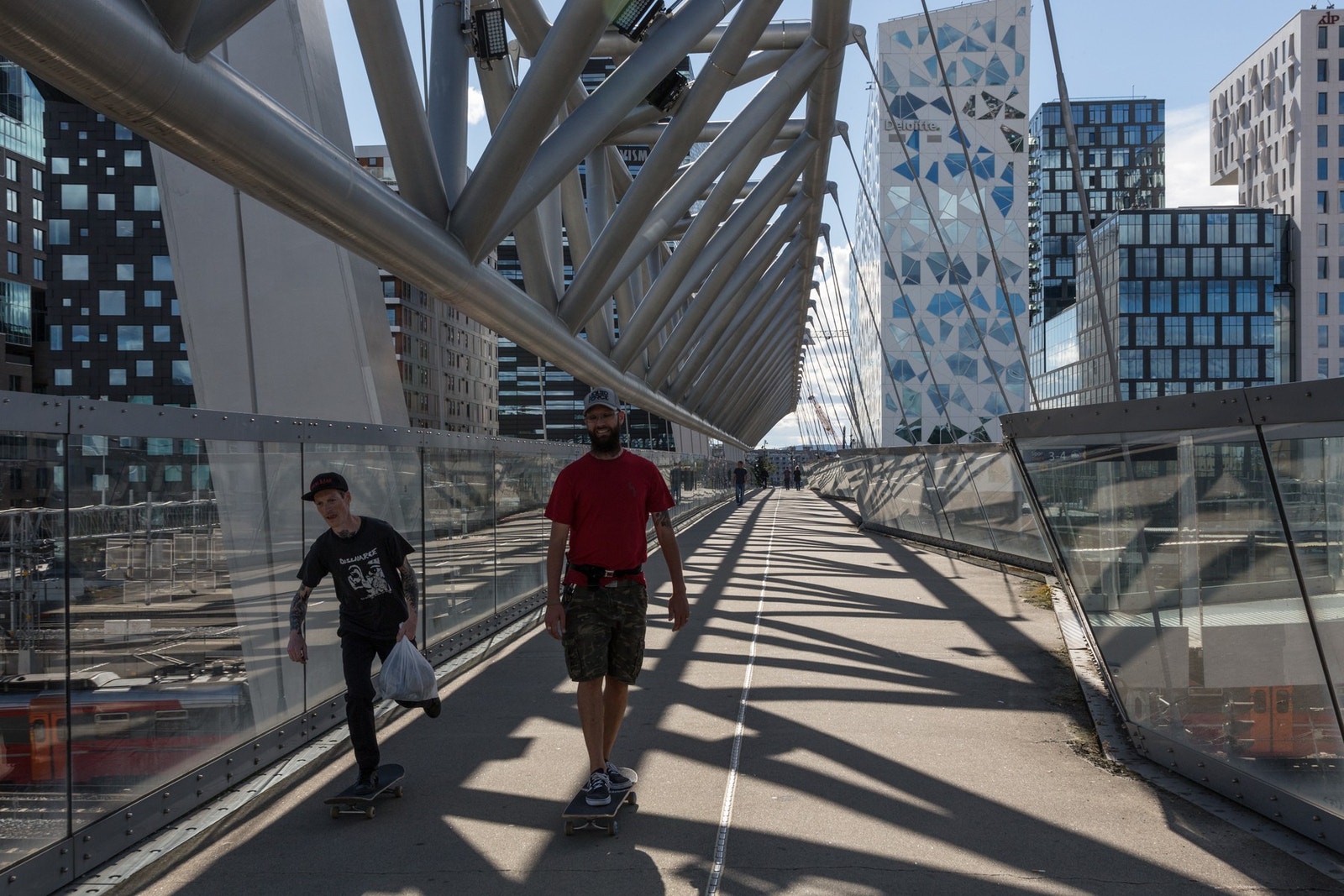 Gangavstand til bademuligheter og cafeliv på Munch Brygge og Sørenga Galleribilde