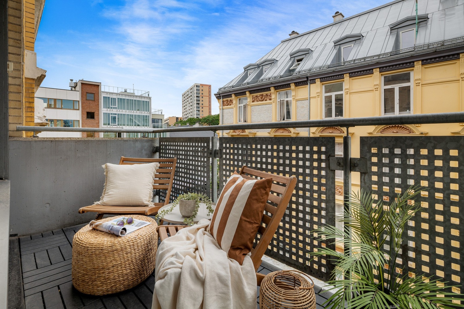 Balkongen har plass til en sittegruppe Galleribilde