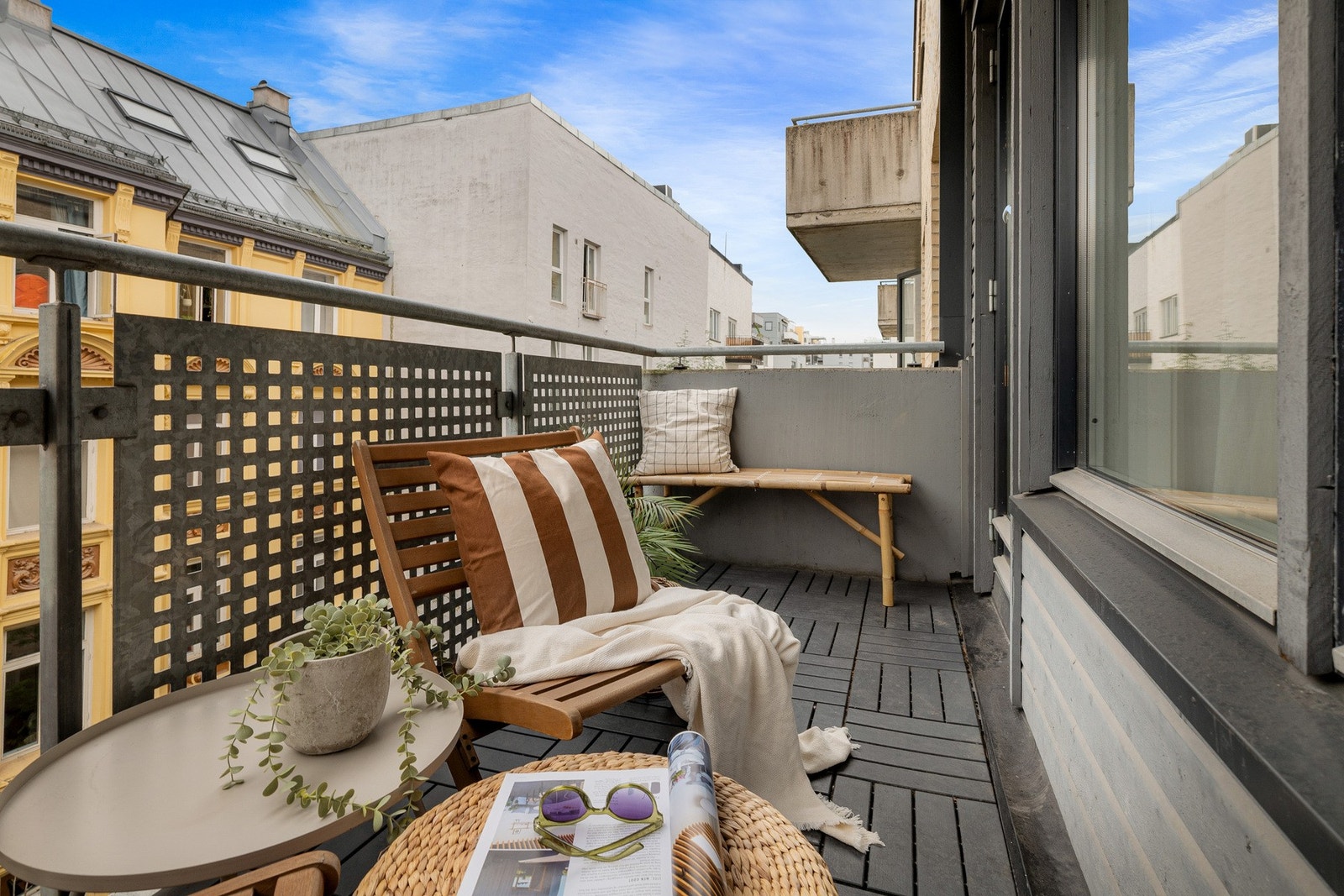 Her har du plass til å innrede med det du måtte ønske av utemøblement Galleribilde