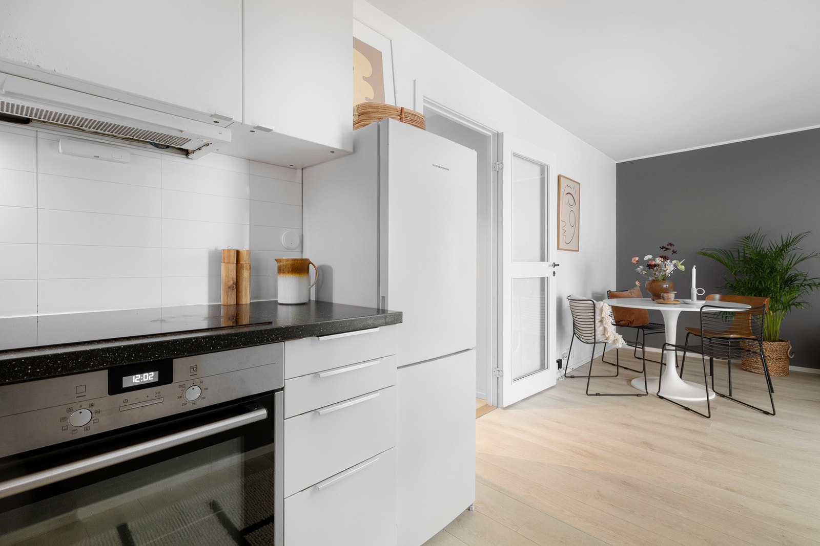 God plass til spisegruppe i praktisk tilknytning til kjøkkenet Galleribilde