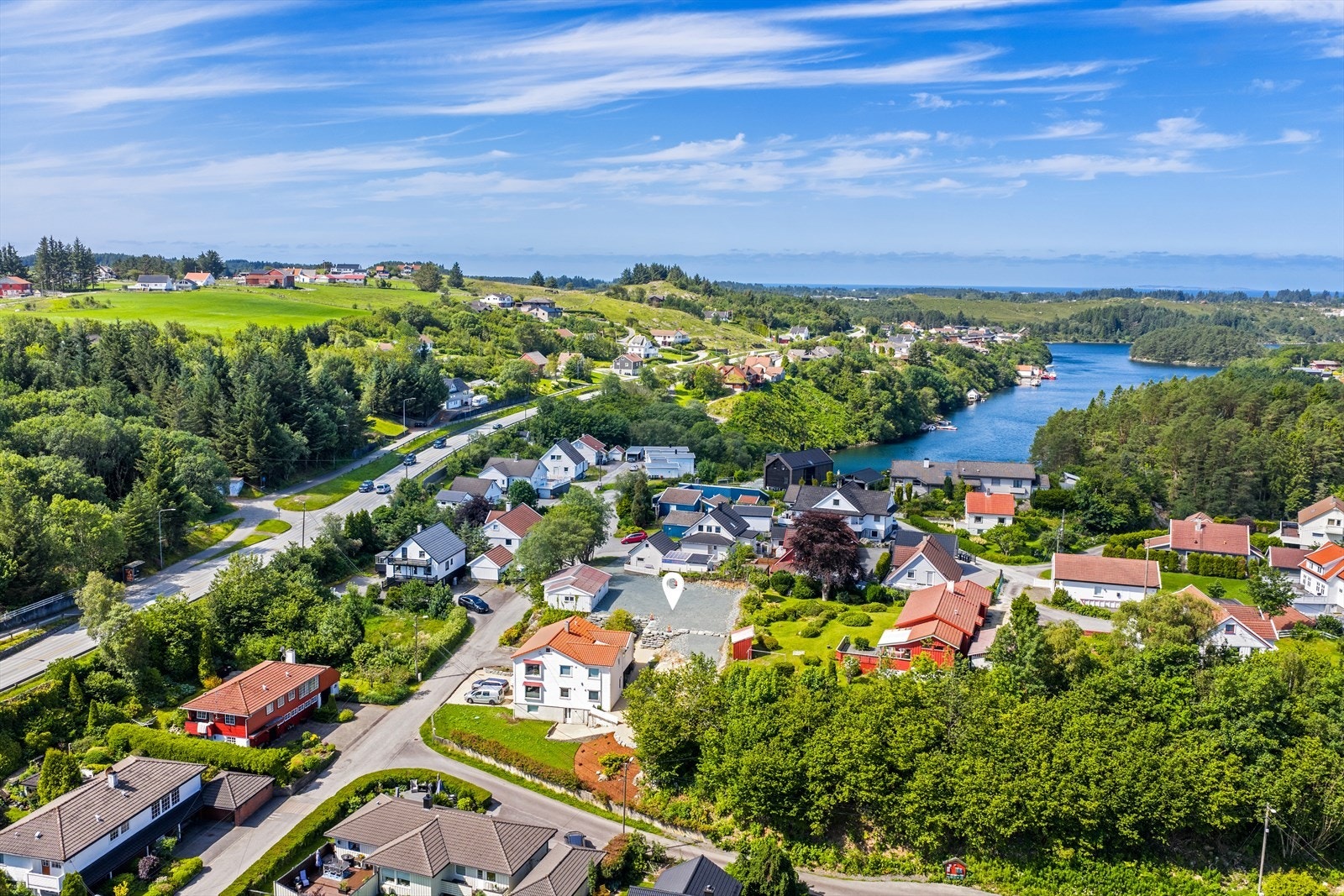 Her har du muligheten til å skaffe deg en flott og byggeklar tomt på populære Fleslandfeltet - det er i dag oppført en garasje på eiendommen, men i følge Karmøy kommune er ikke denne omsøkt/godkjent Galleribilde