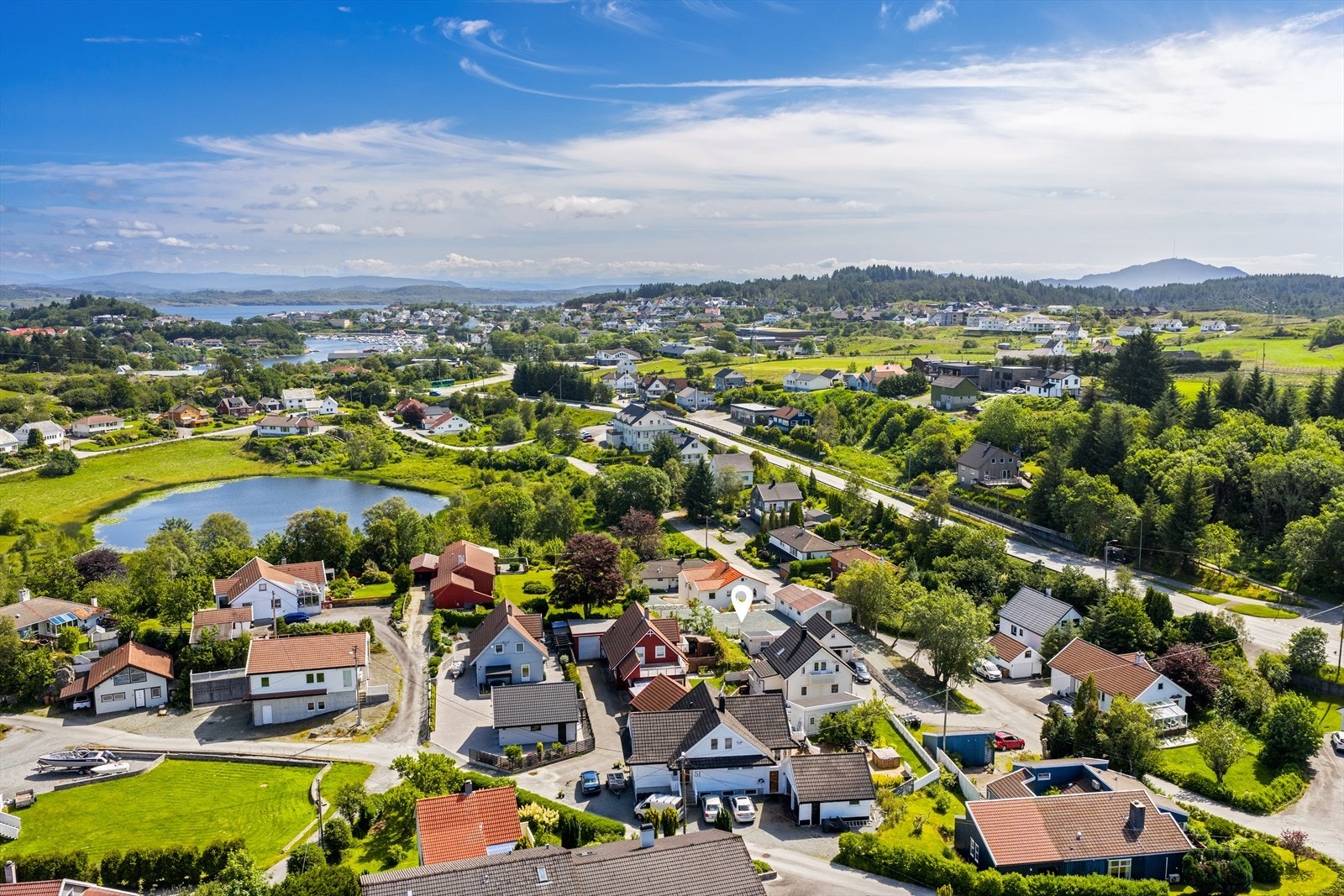 Her bor du i rolige omgivelser med kort vei til både barnehage, skole og det brede butikk- og servicetilbudet på Bygnes - i tillegg er det kun få minutter til sentrum av Kopervik med alt det har å by på Galleribilde