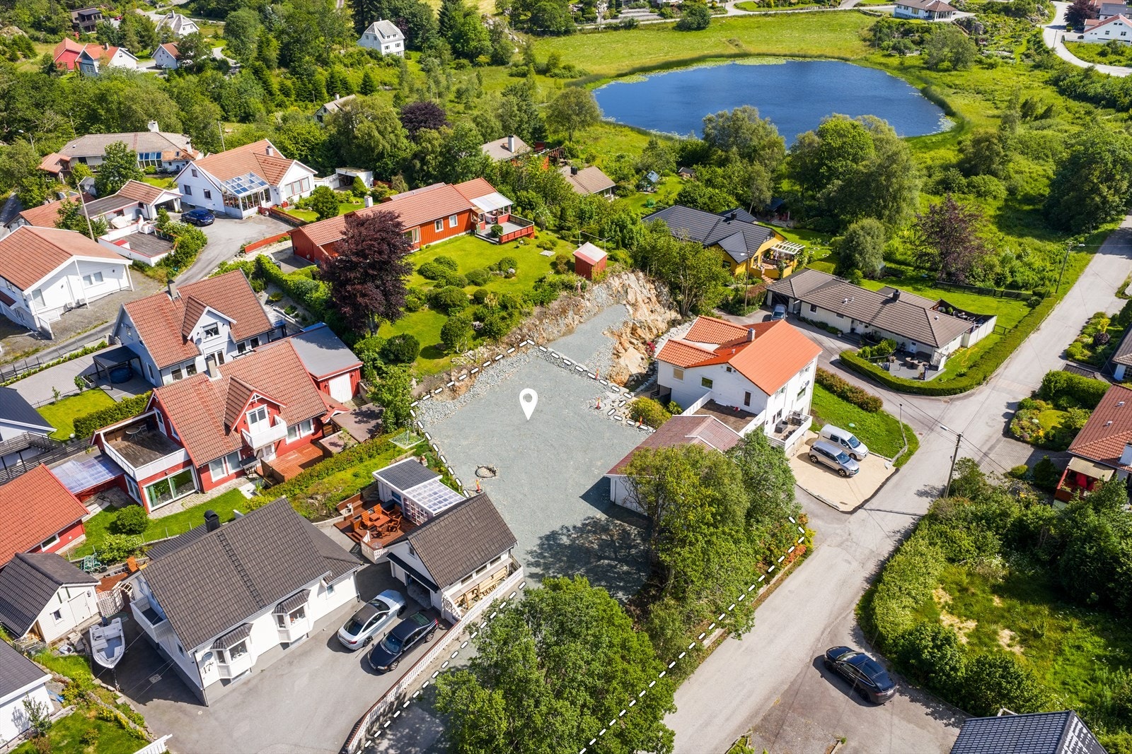 Det foreligger også ettrinnstillatelse for oppføring av bolig på tomten, datert 28.01.2025, se tegninger vedlagt i salgsoppgaven (tomtegrense omtrentlig inntegnet) Galleribilde