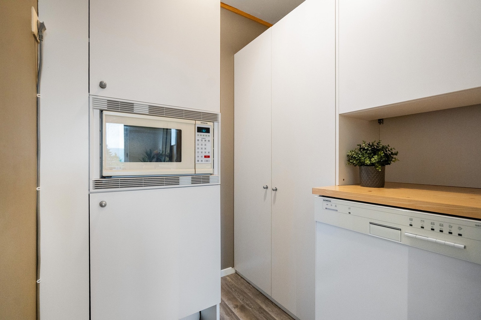 Innafor kjøkkenet ligger en annen del av kjøkkenet med enkelte hvitevarer som medfølger salget. Galleribilde