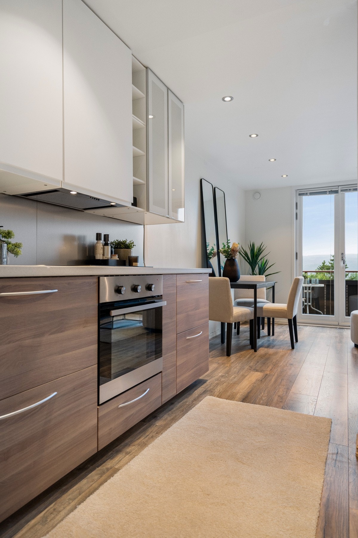 Fra kjøkkenet er det dels åpen løsning til stue med spiseplass og sofagruppe. Galleribilde