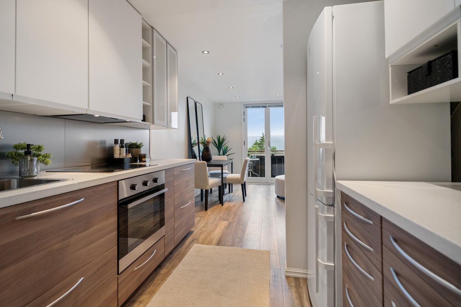 Moderne og stilig kjøkken, godt utnyttet med over- og underskap. Galleribilde