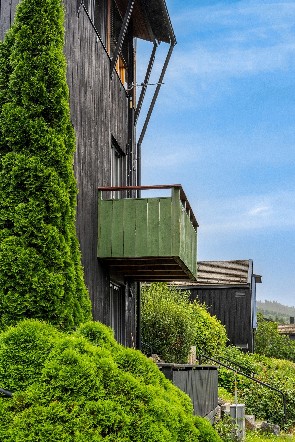 Hyggelig uteplass med vegghengt balkonløsning. Galleribilde