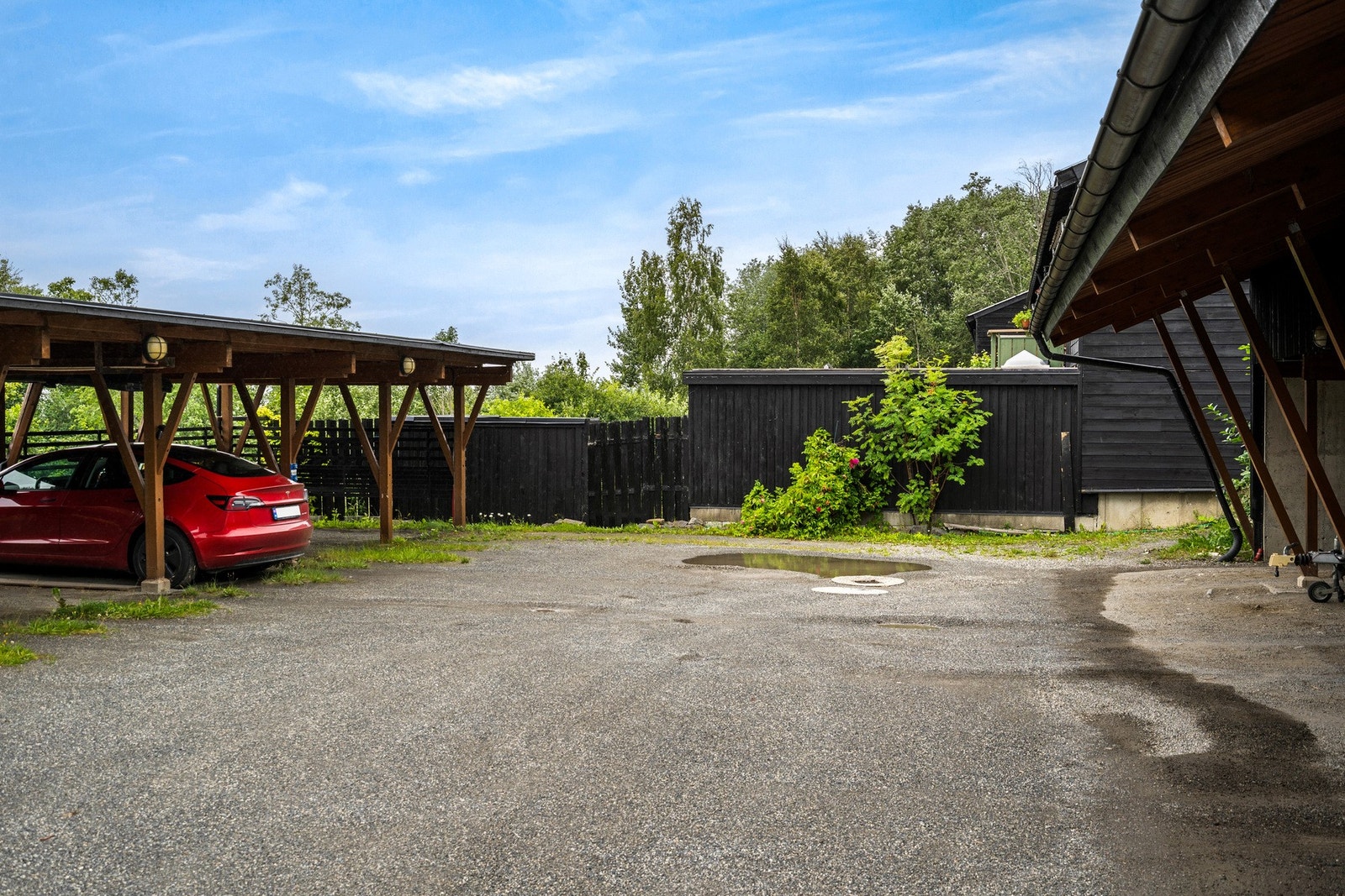 Med leiligheten følger egen carportplass med en bilplass. Galleribilde