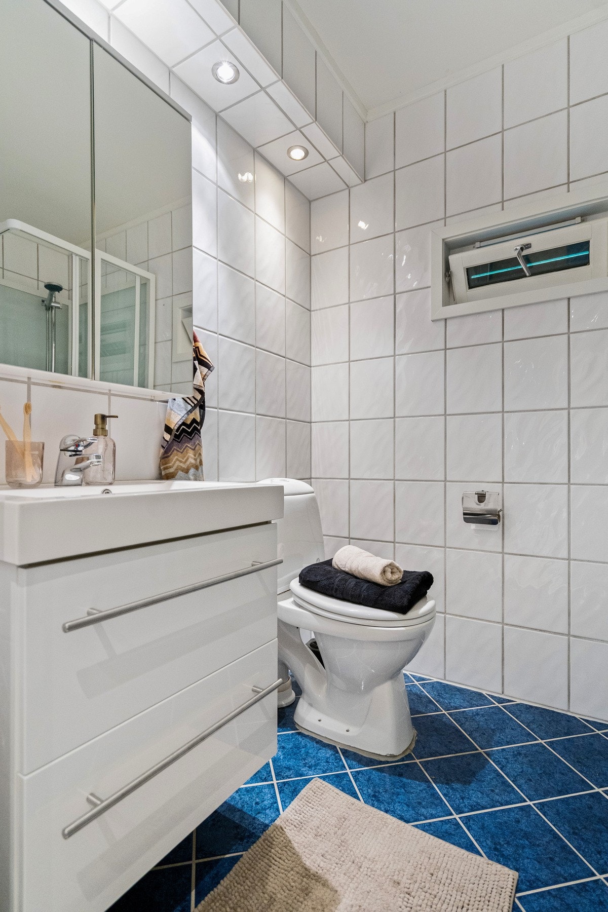 På badet er det gulvmontert wc samt downlights innkasset i himling. Galleribilde