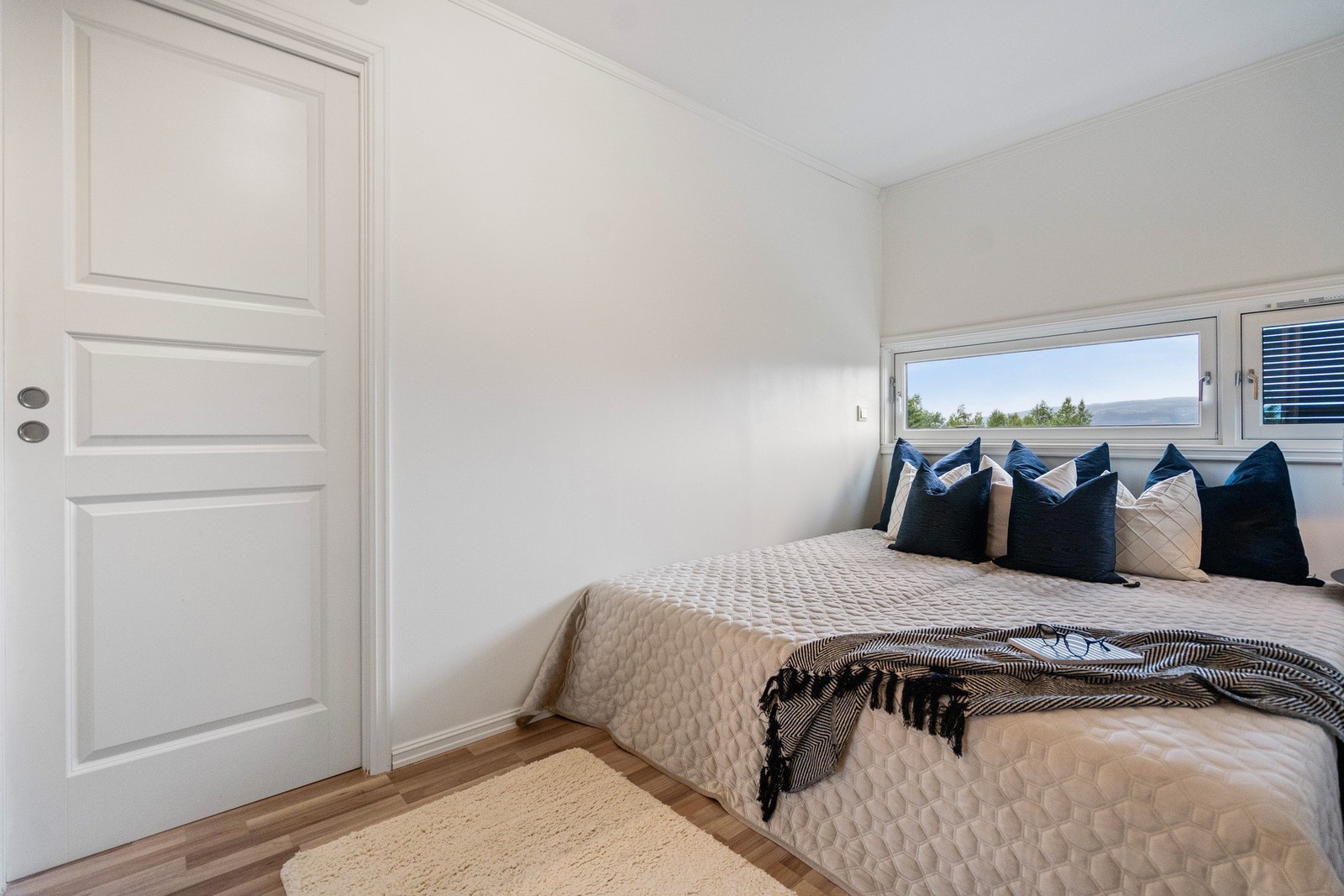 Vestvendte vindusflater på soverom. Godt med ettermiddags og kveldssol. Skyvedør med direkte tilgang til stue. Galleribilde