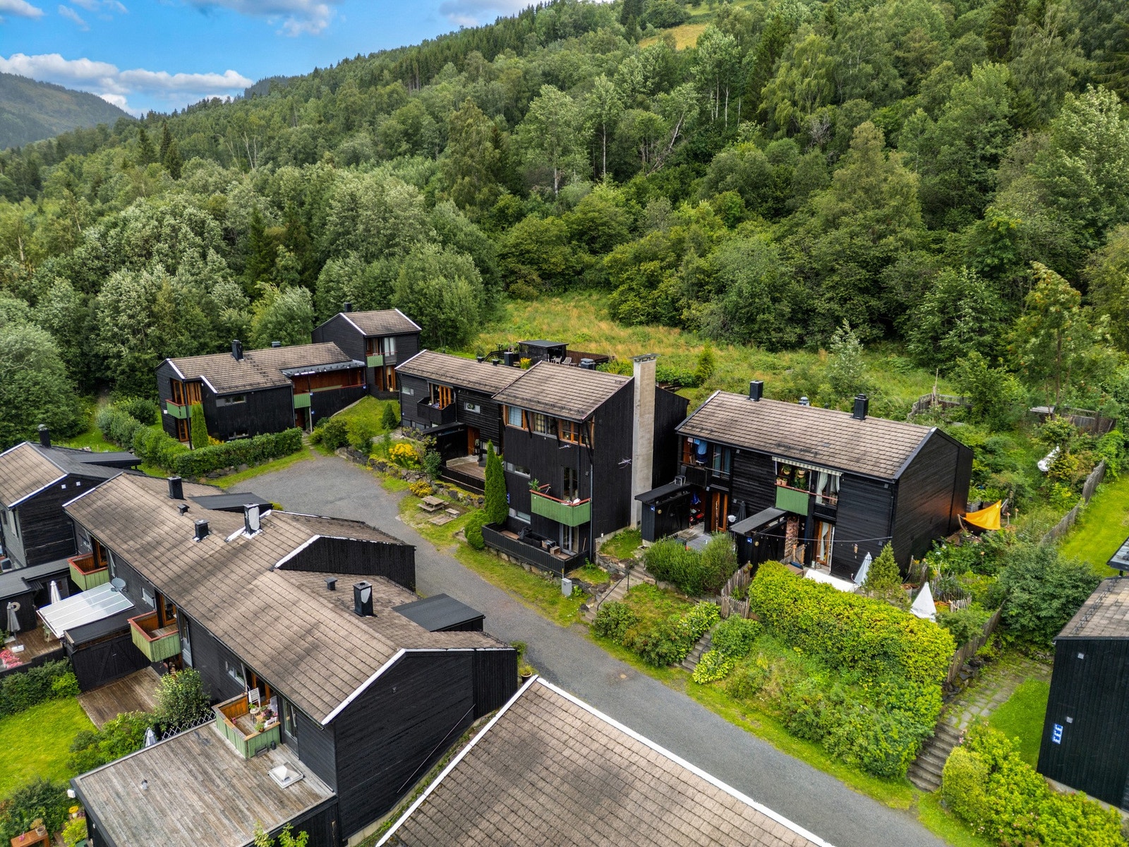 Leiligheten ligger i bilfritt, rolig og hyggelig boligfelt i bilfritt tun. Galleribilde