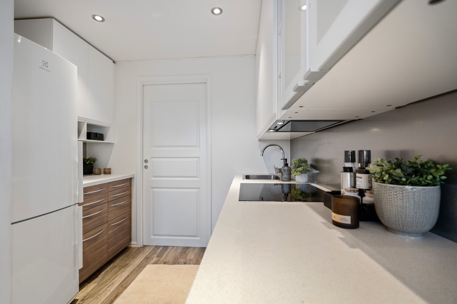 I bakkant av kjøkkenet er det bodplass, eller en form for forlengelse av kjøkkenet. Galleribilde