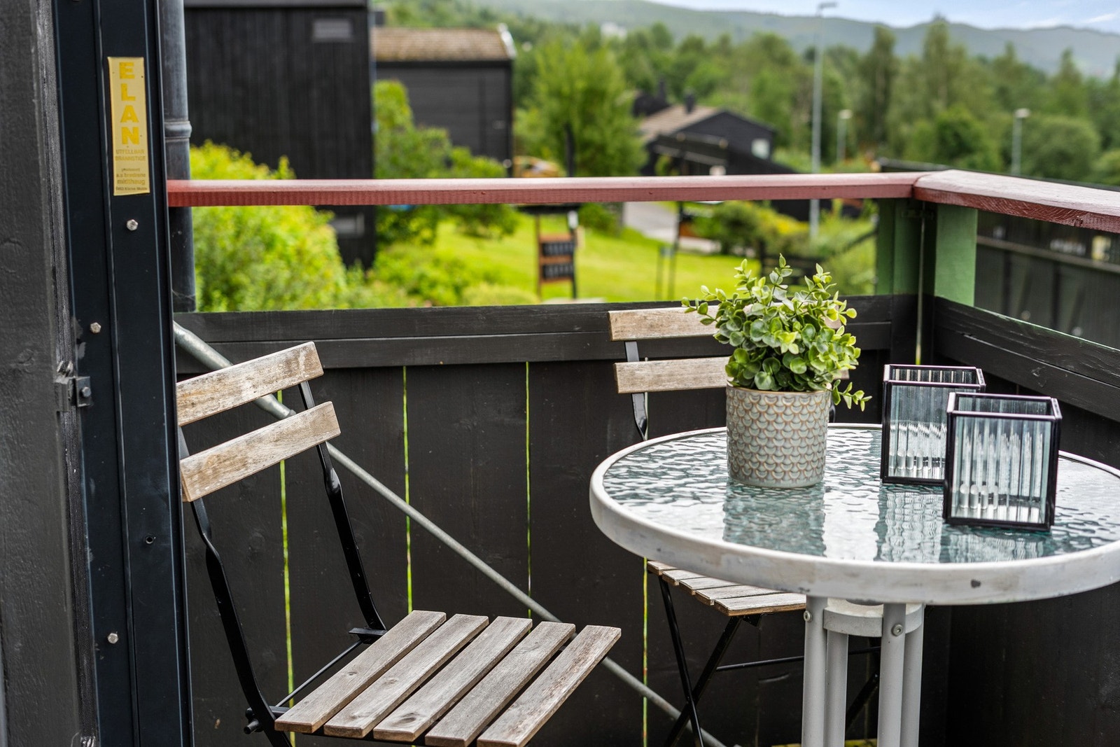 Hyggelig uteplass med utsyn over tunet i Blestevegen. Galleribilde